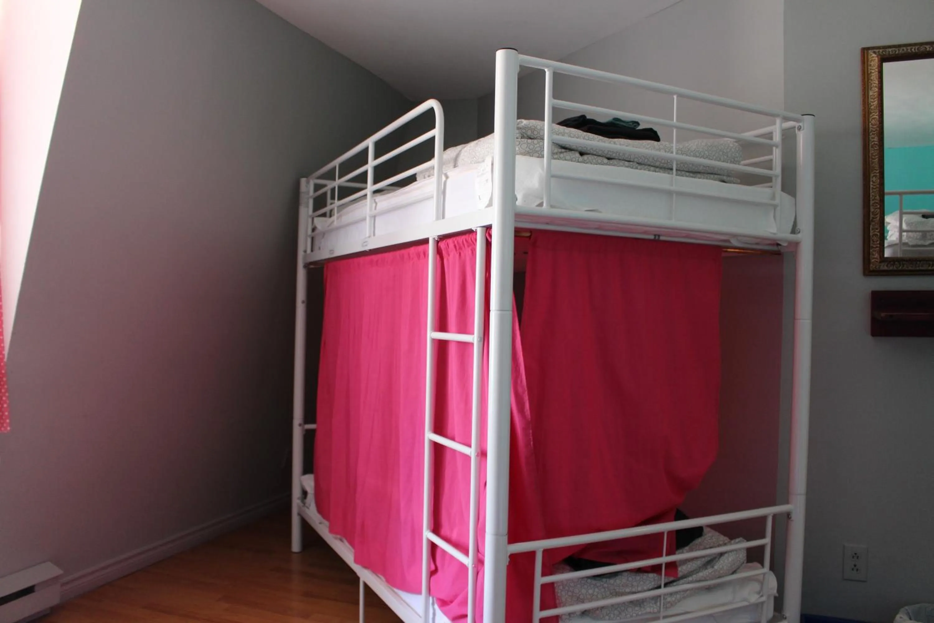 bunk bed, Bed in Auberge Alternative