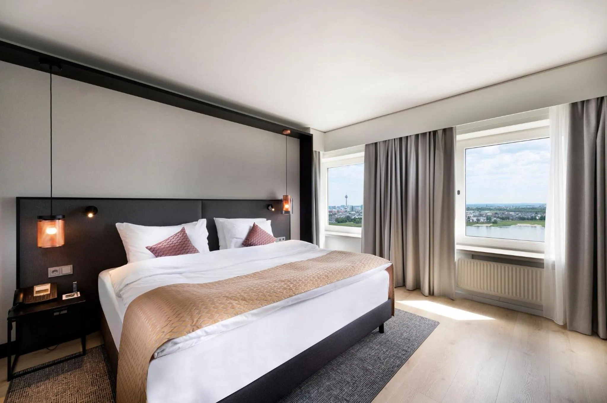 Photo of the whole room, Bed in Crowne Plaza Düsseldorf - Neuss by IHG