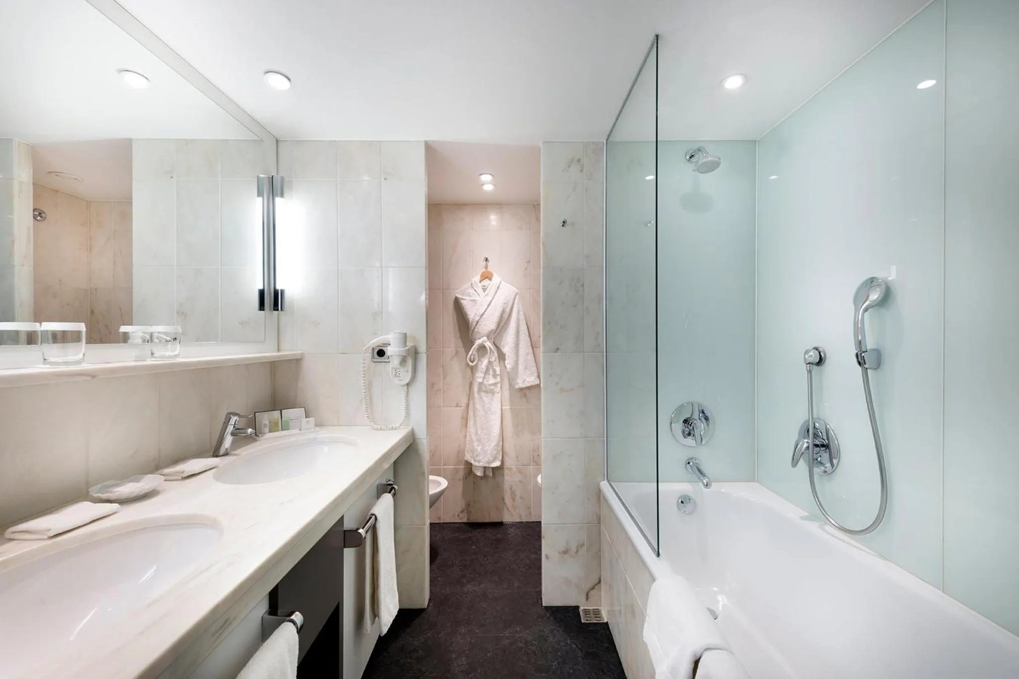 Bathroom in Crowne Plaza Düsseldorf - Neuss by IHG