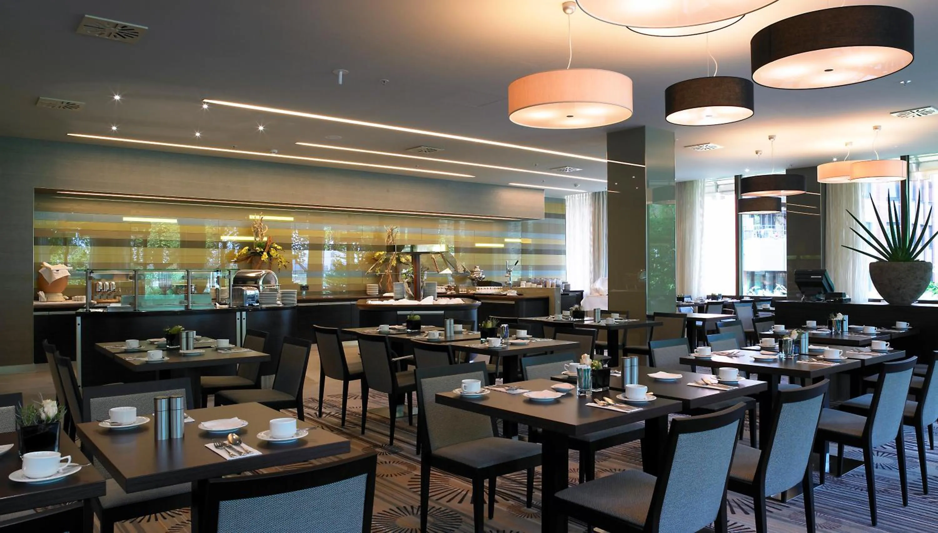 Restaurant/places to eat in Crowne Plaza Düsseldorf - Neuss by IHG