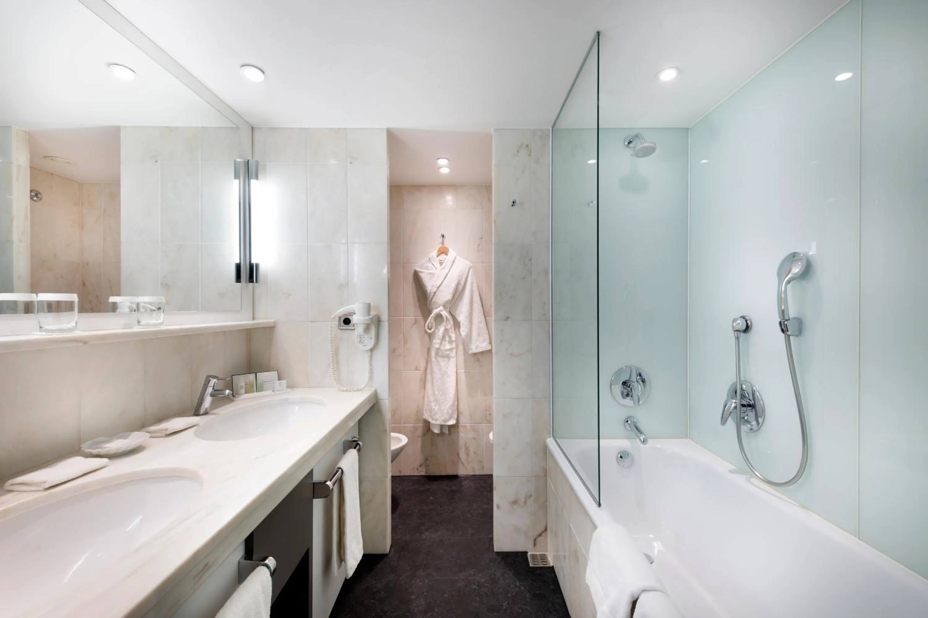 Bathroom in Crowne Plaza Düsseldorf - Neuss by IHG