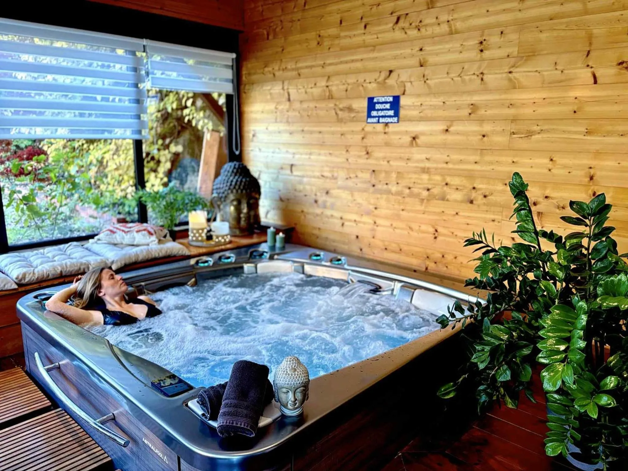 Hot Tub in Hôtel Au Coq Dort Spa