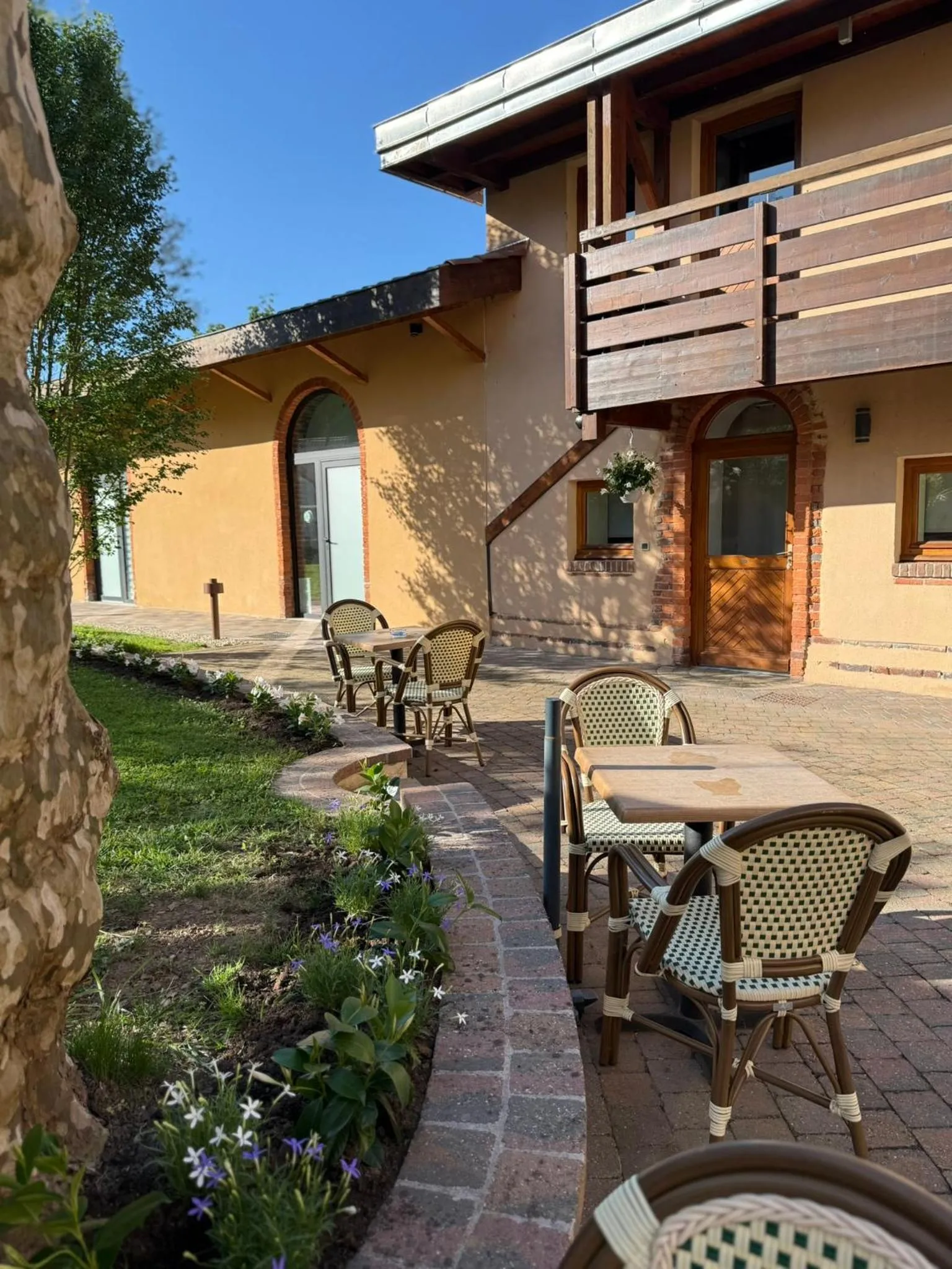 Garden in Hôtel Au Coq Dort Spa