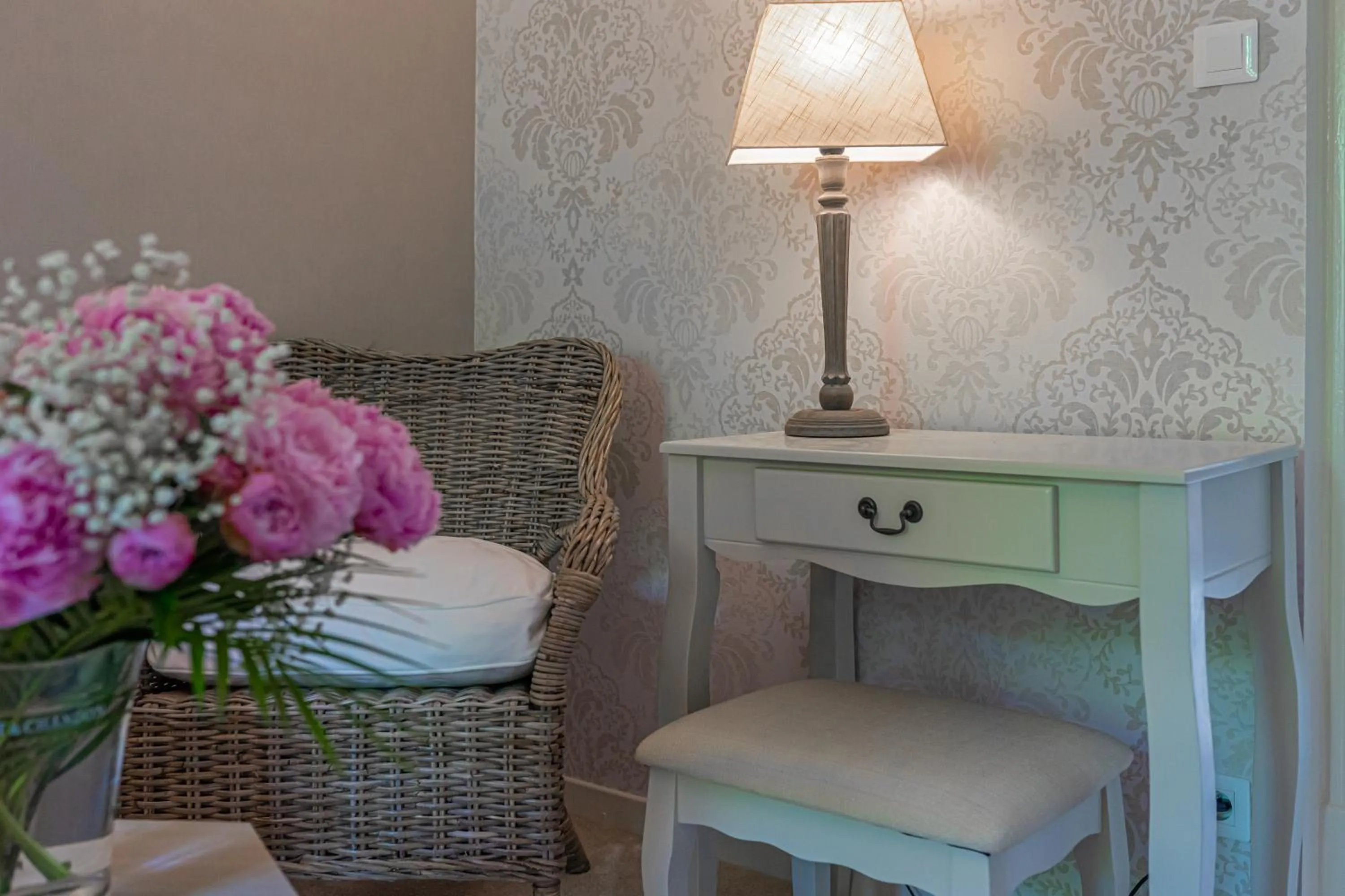 Decorative detail in Hôtel Au Coq Dort Spa