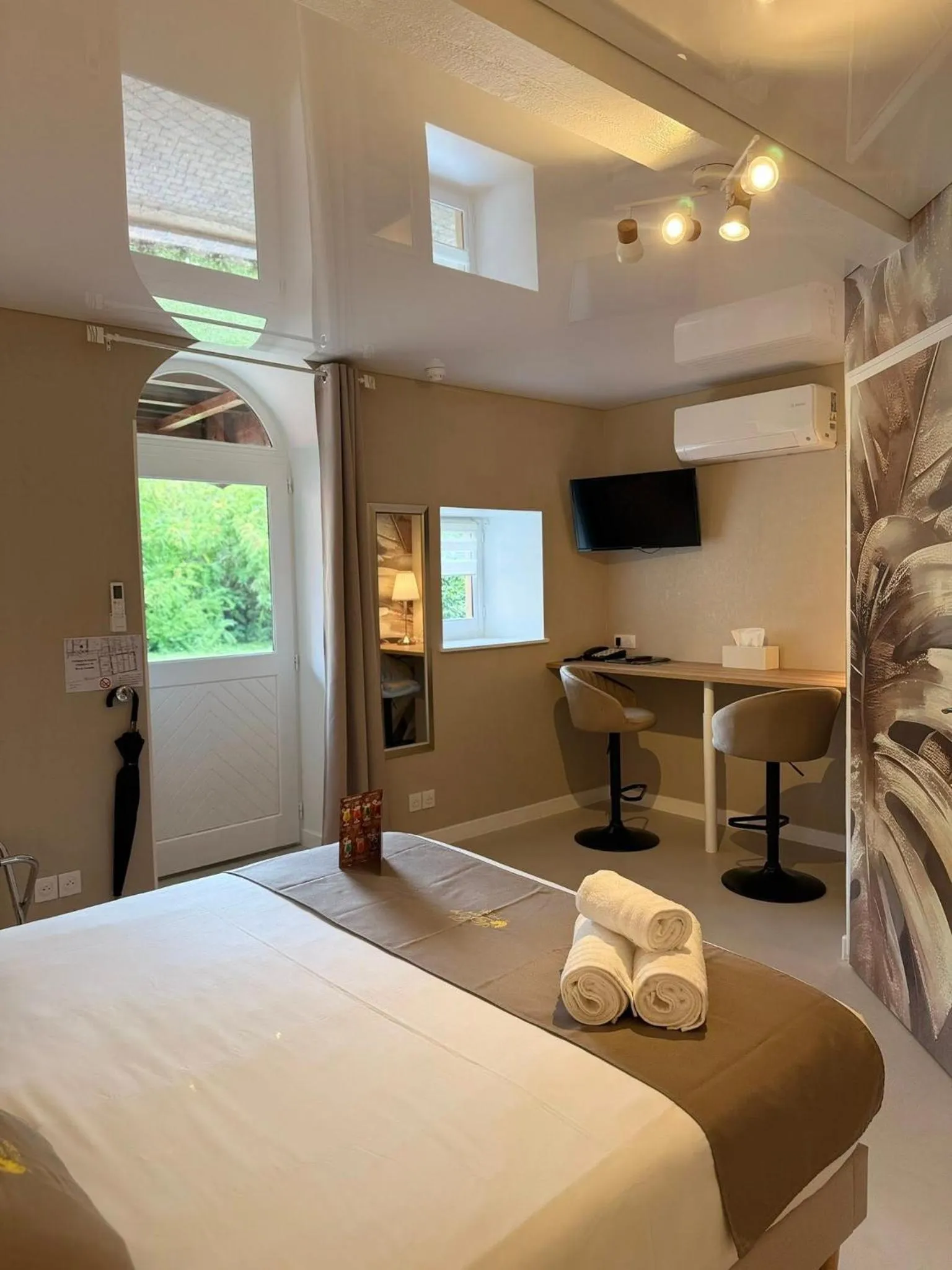 Photo of the whole room, Bed in Hôtel Au Coq Dort Spa