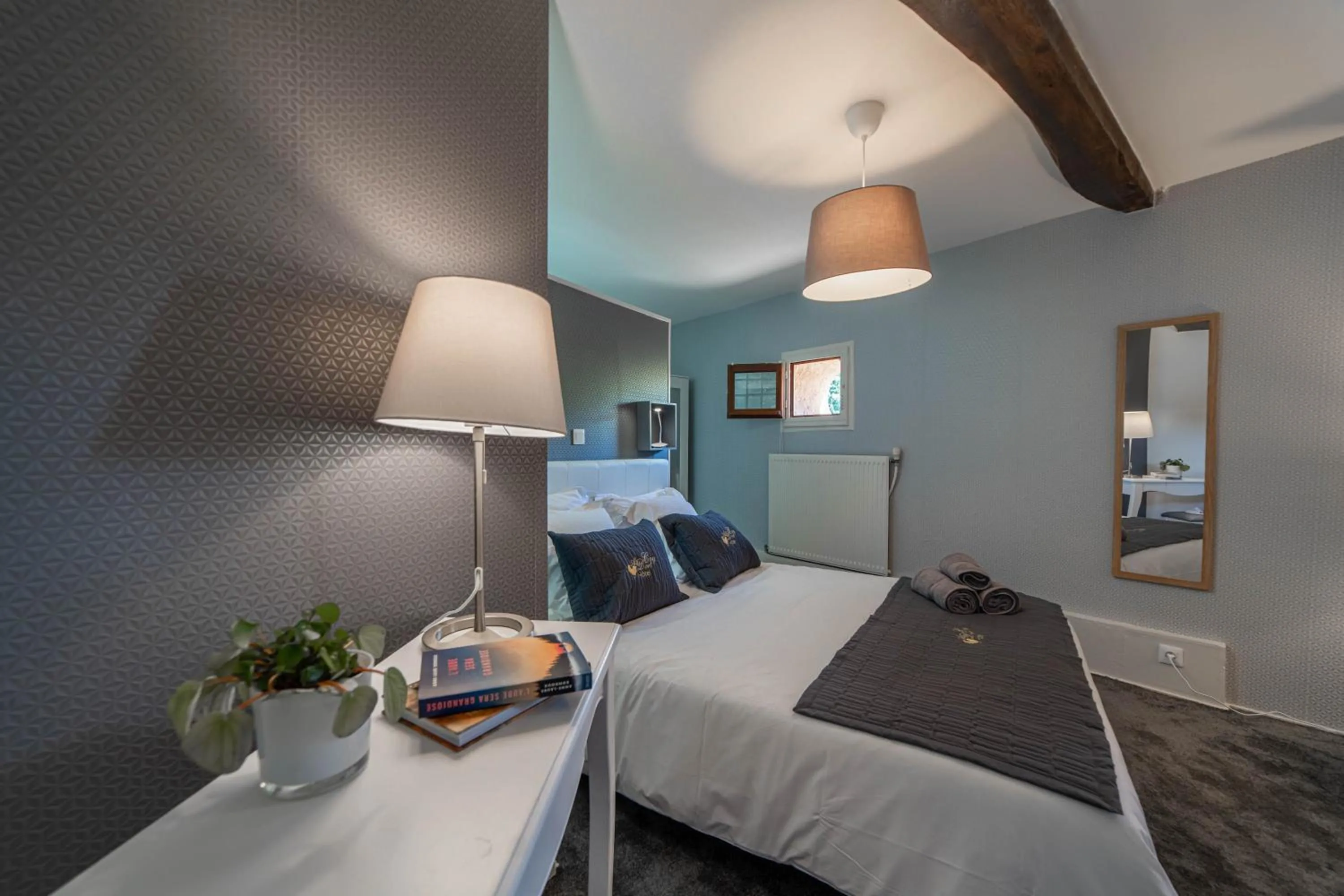 Decorative detail, Bed in Hôtel Au Coq Dort Spa