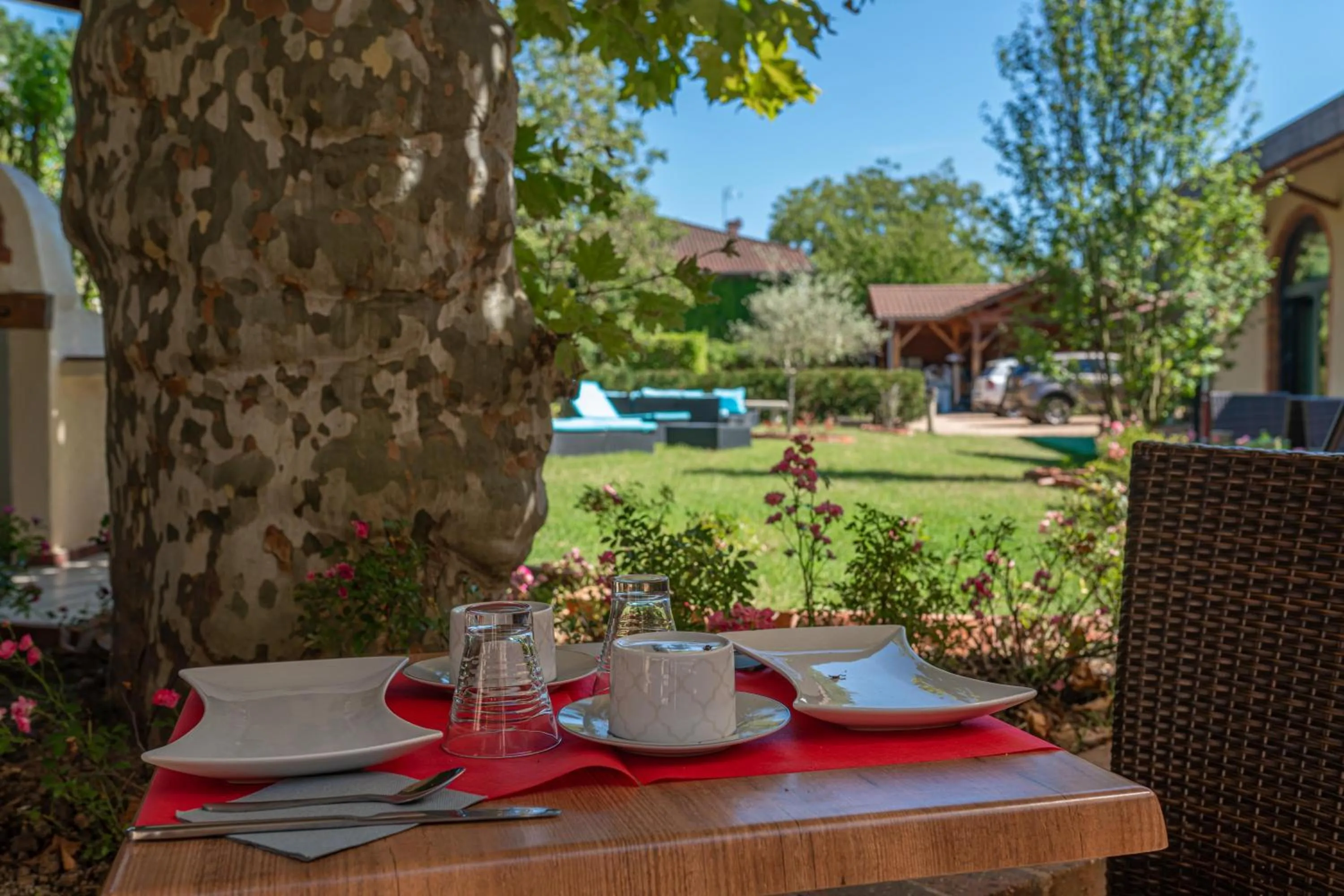 Patio in Hôtel Au Coq Dort Spa