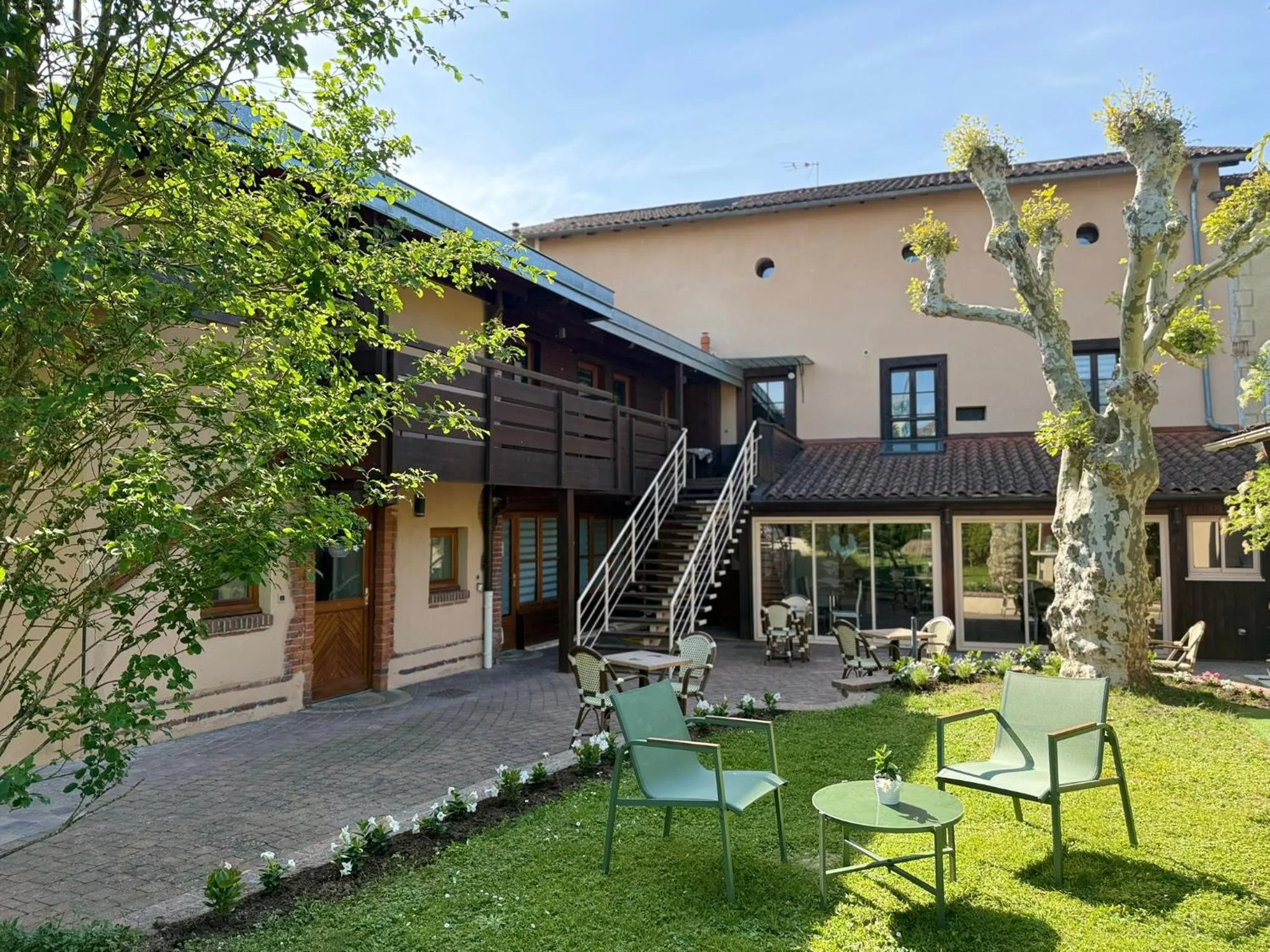 Patio in Hôtel Au Coq Dort Spa
