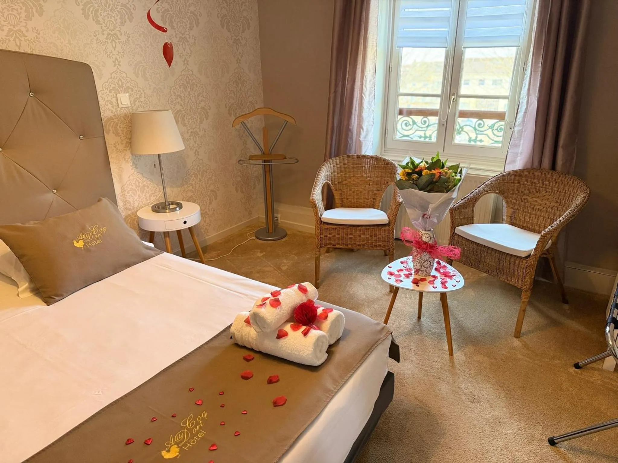 Decorative detail, Bed in Hôtel Au Coq Dort Spa