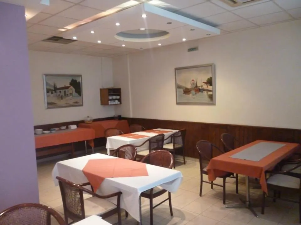 Restaurant/places to eat in Hotel Korinthos