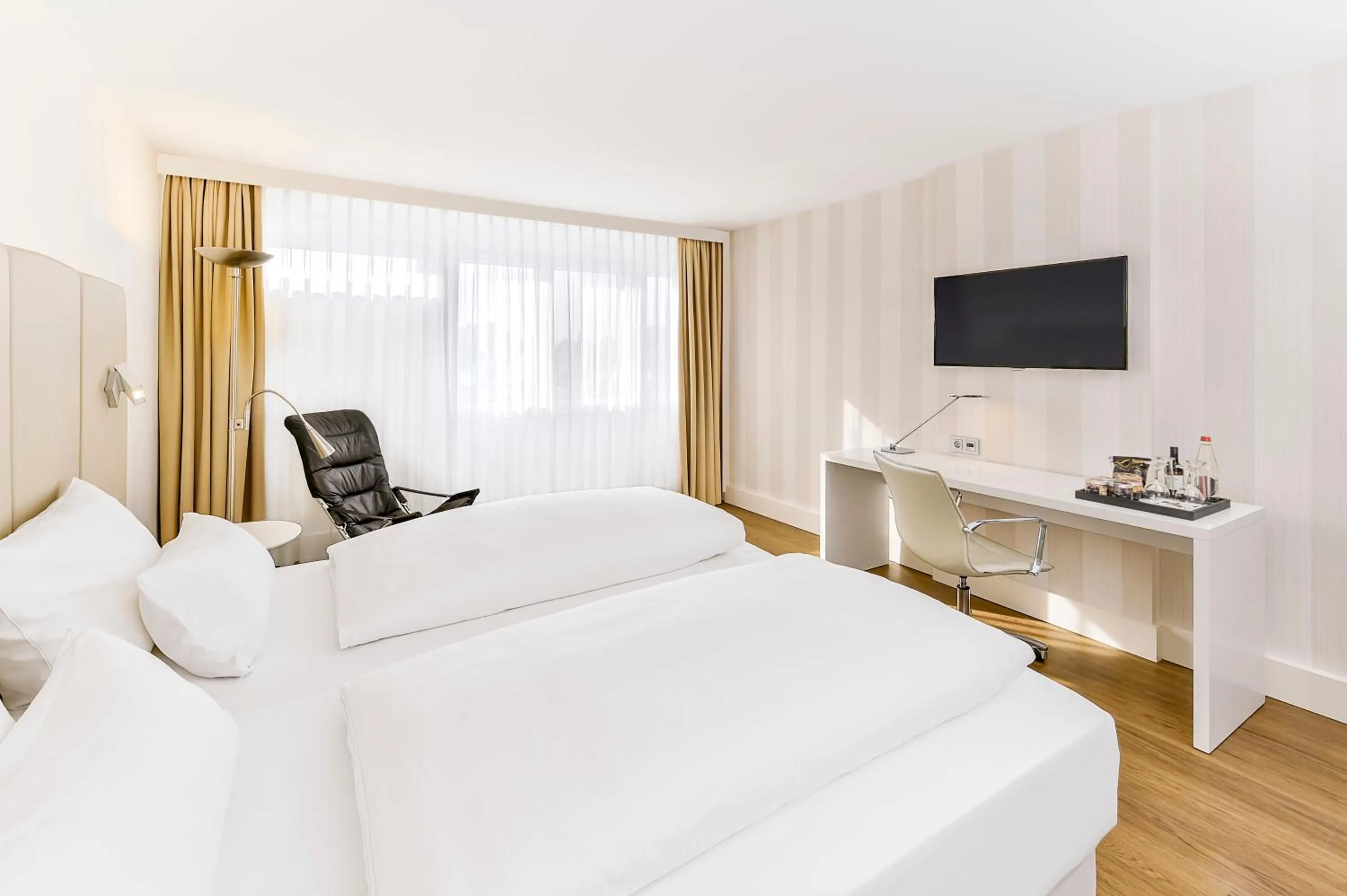 Bedroom, Bed in NH Erlangen