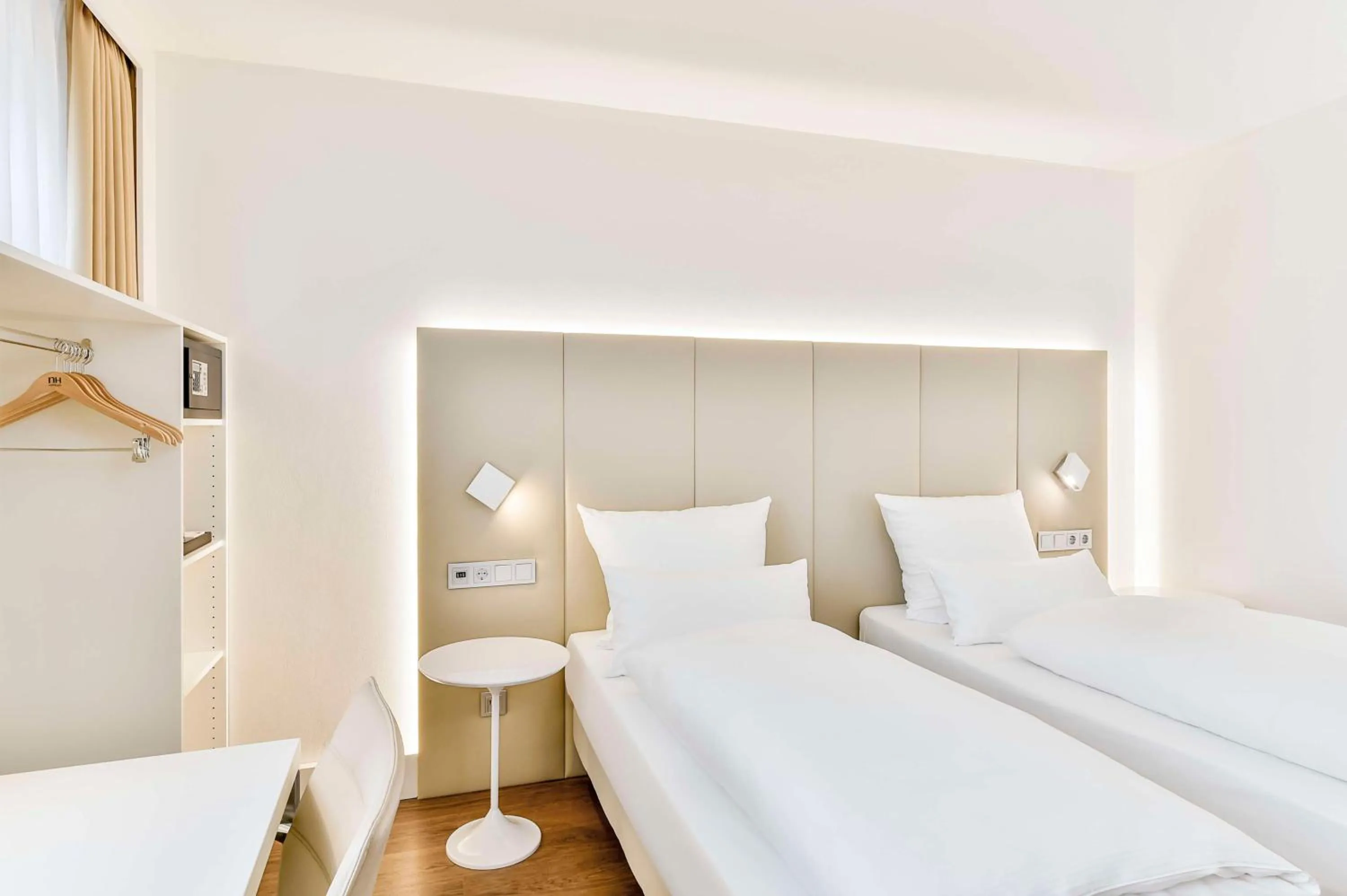 Bedroom, Bed in NH Erlangen