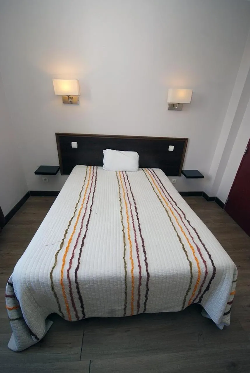 Bed in Hôtel Le Bellevue - Paris Porte d'Orléans