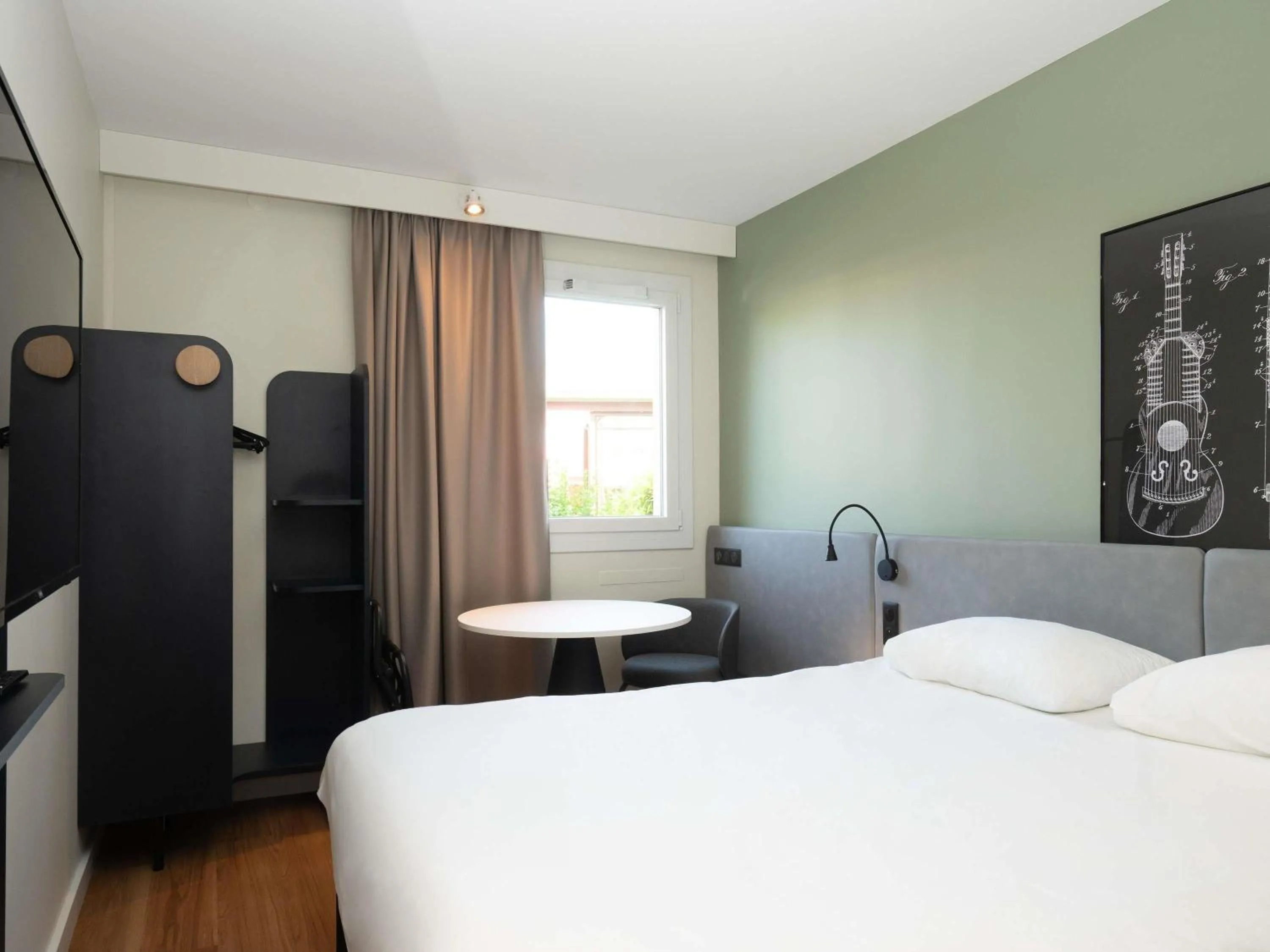 Bedroom, Bed in ibis Reims Tinqueux