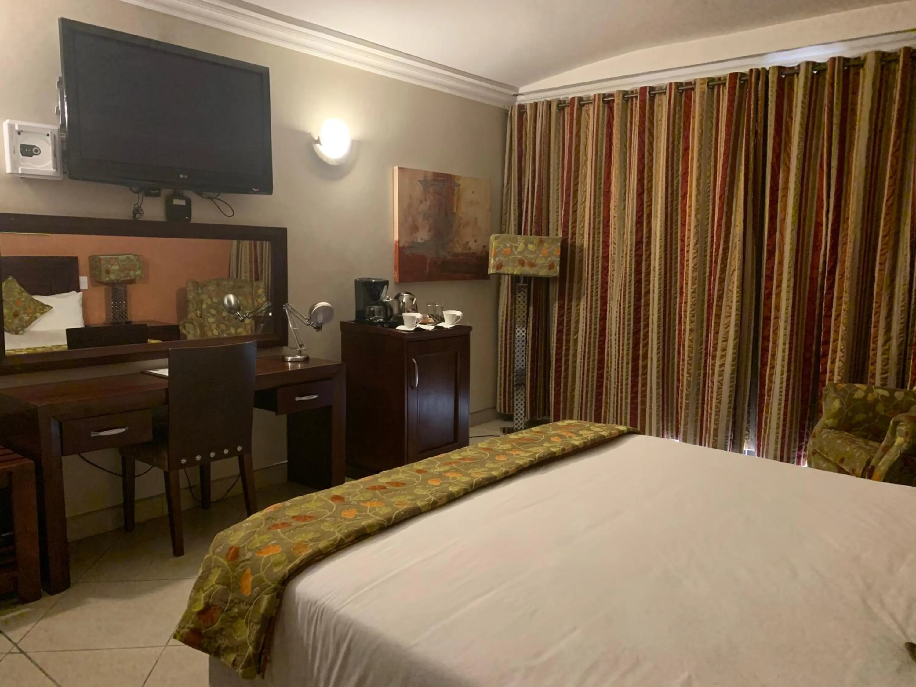 TV and multimedia, Bed in Royal Hotel