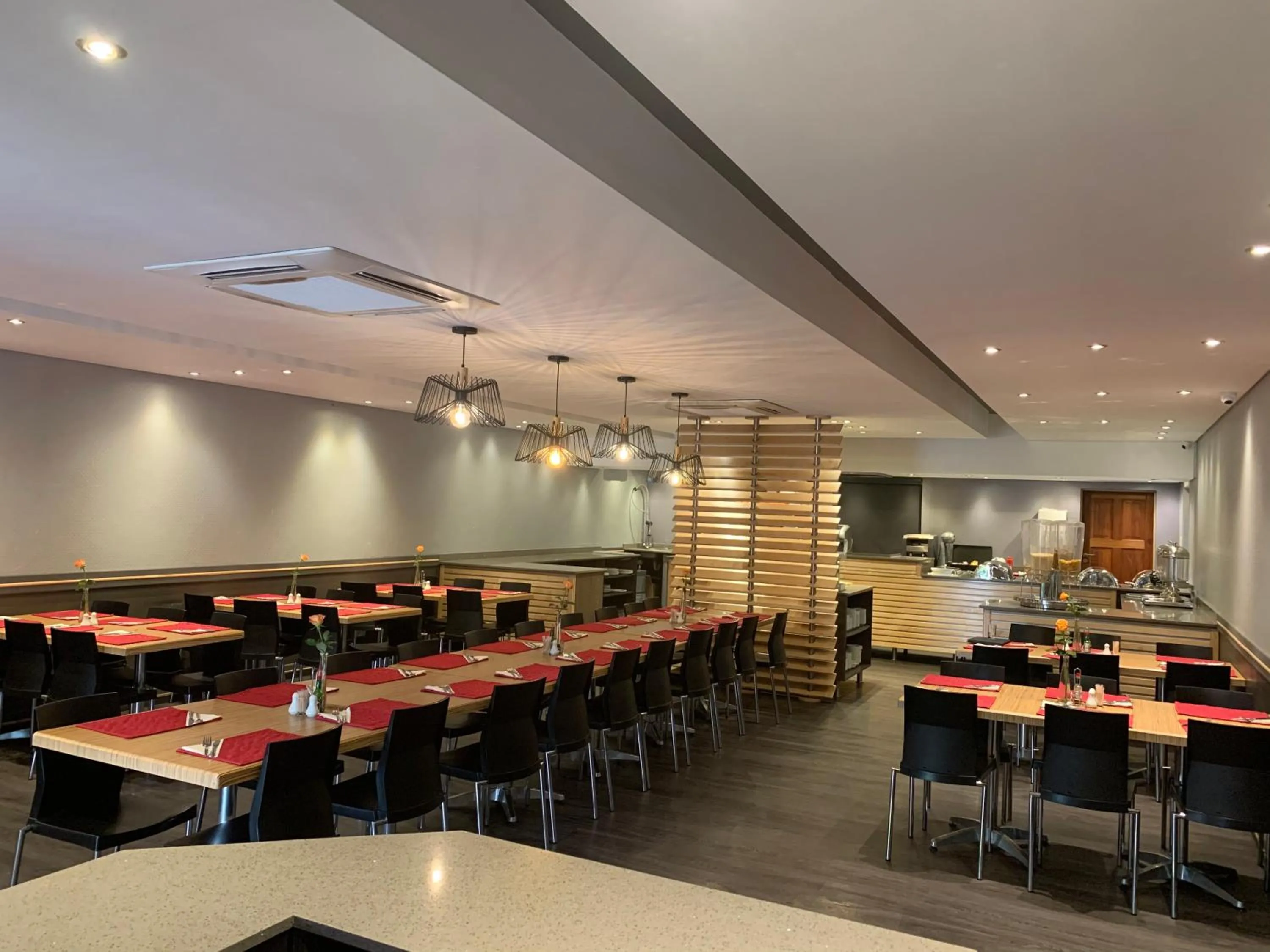 Restaurant/places to eat in Royal Hotel