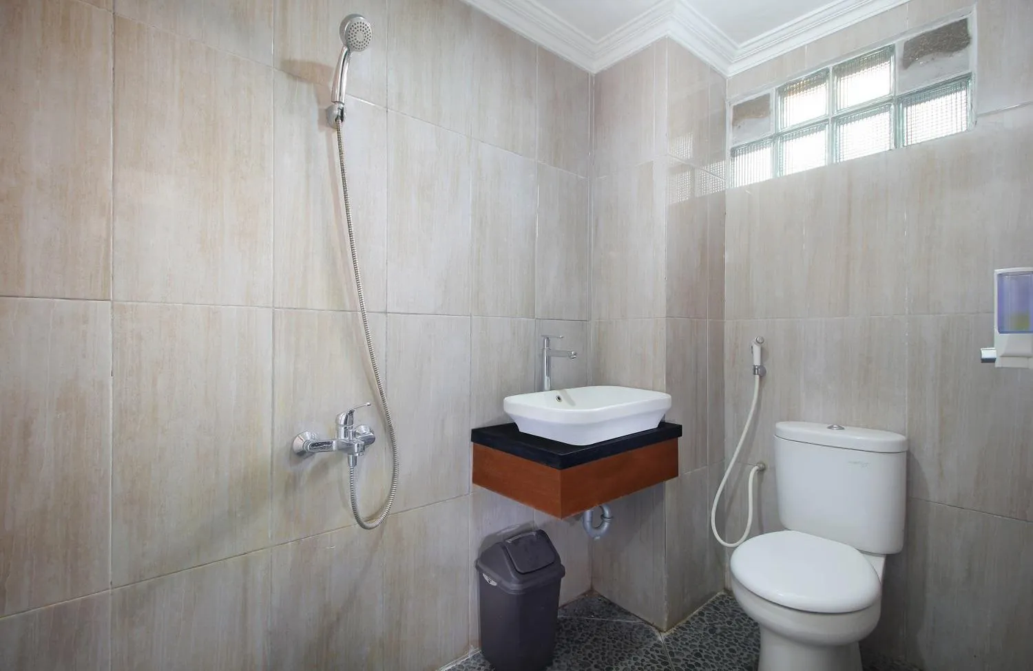 Bathroom in Hotel Radyoharto Mallioboro Yogyakarta