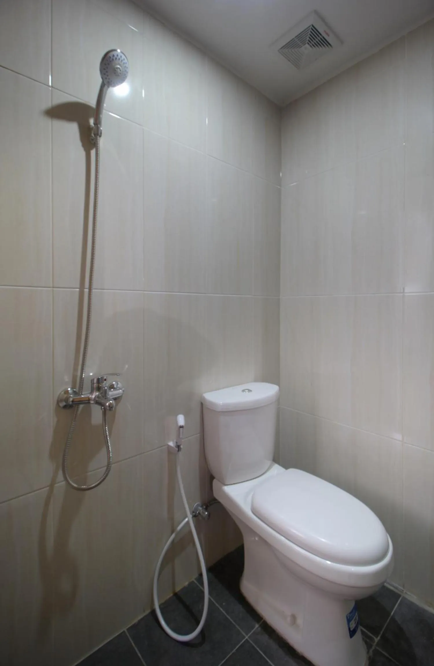 Shower in Hotel Radyoharto Mallioboro Yogyakarta