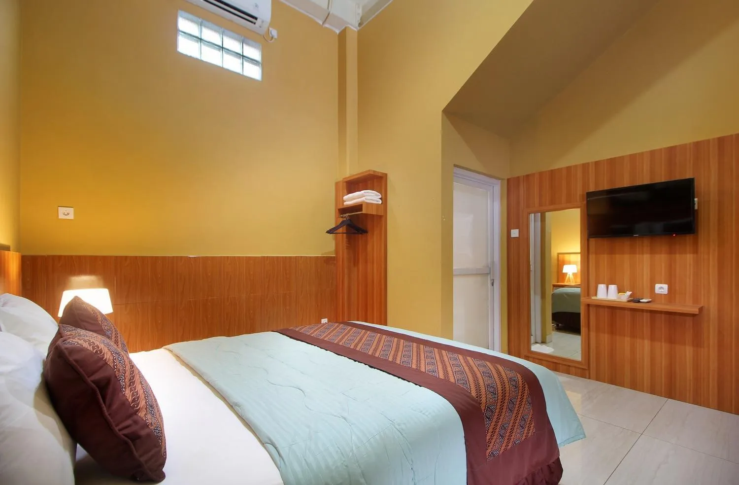 Bed in Hotel Radyoharto Mallioboro Yogyakarta