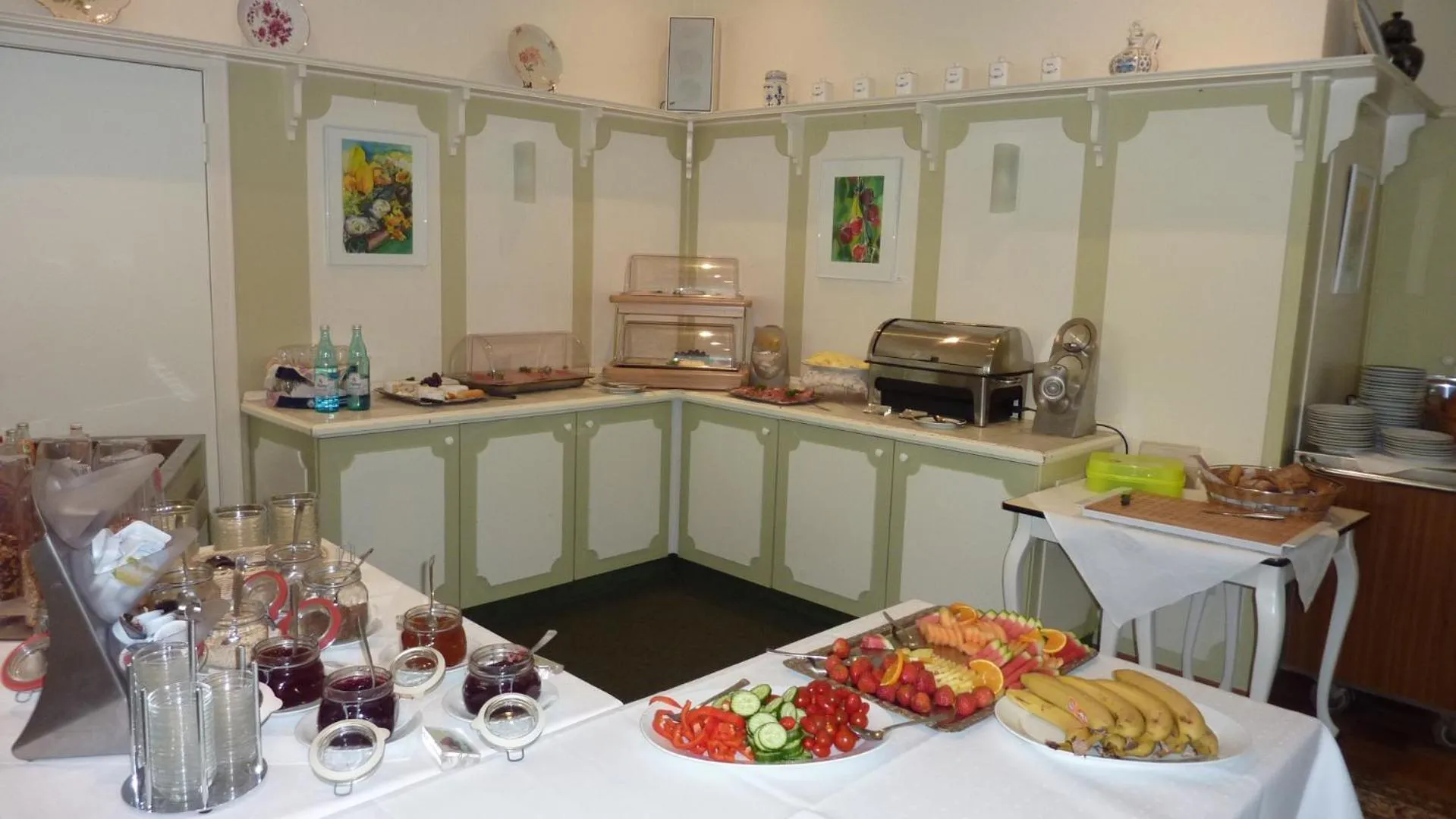 Buffet breakfast in Akzent Hotel Zur Wasserburg - Hotel Garni bed & breakfast