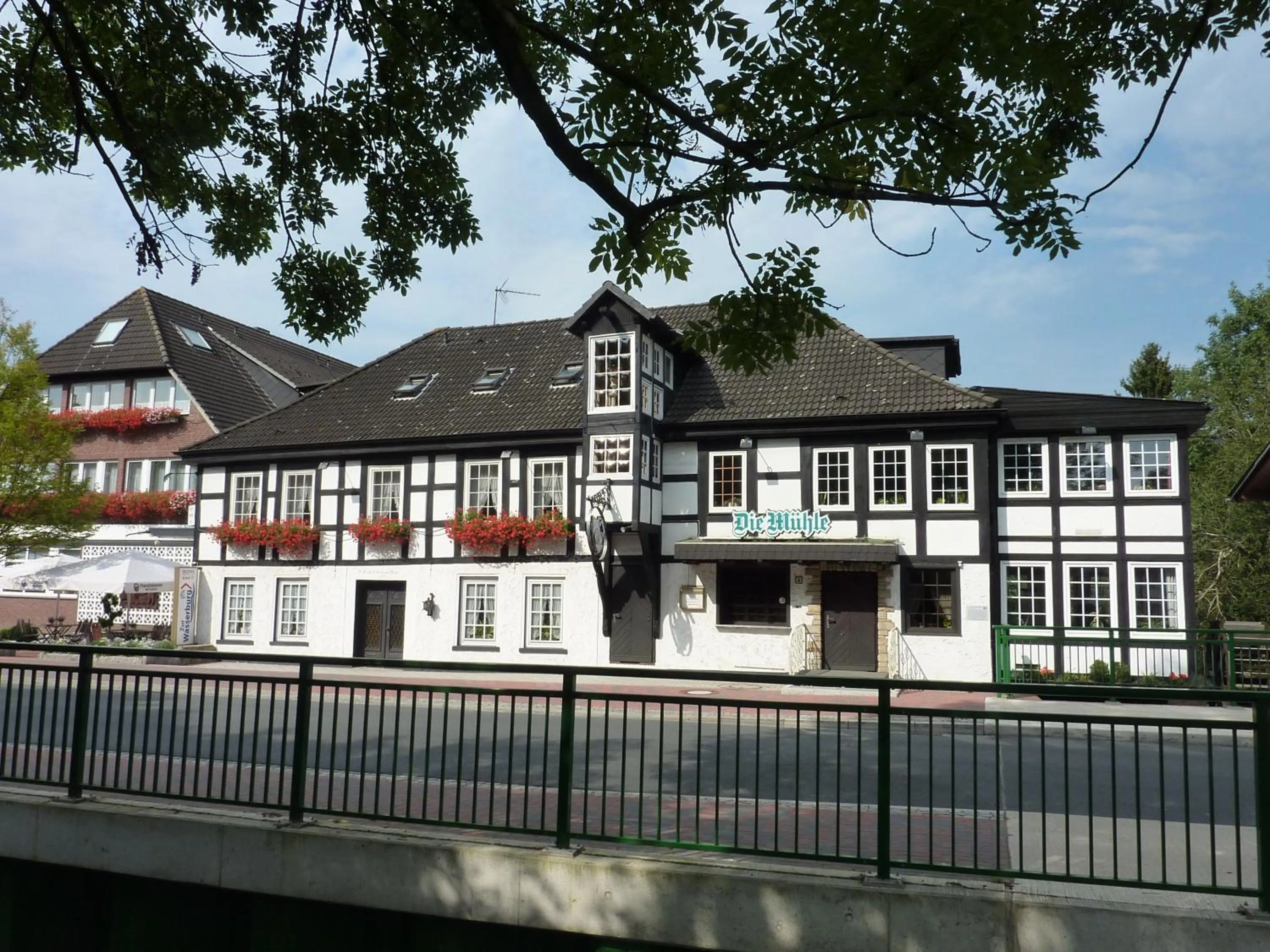 Facade/entrance in Akzent Hotel Zur Wasserburg - Hotel Garni bed & breakfast