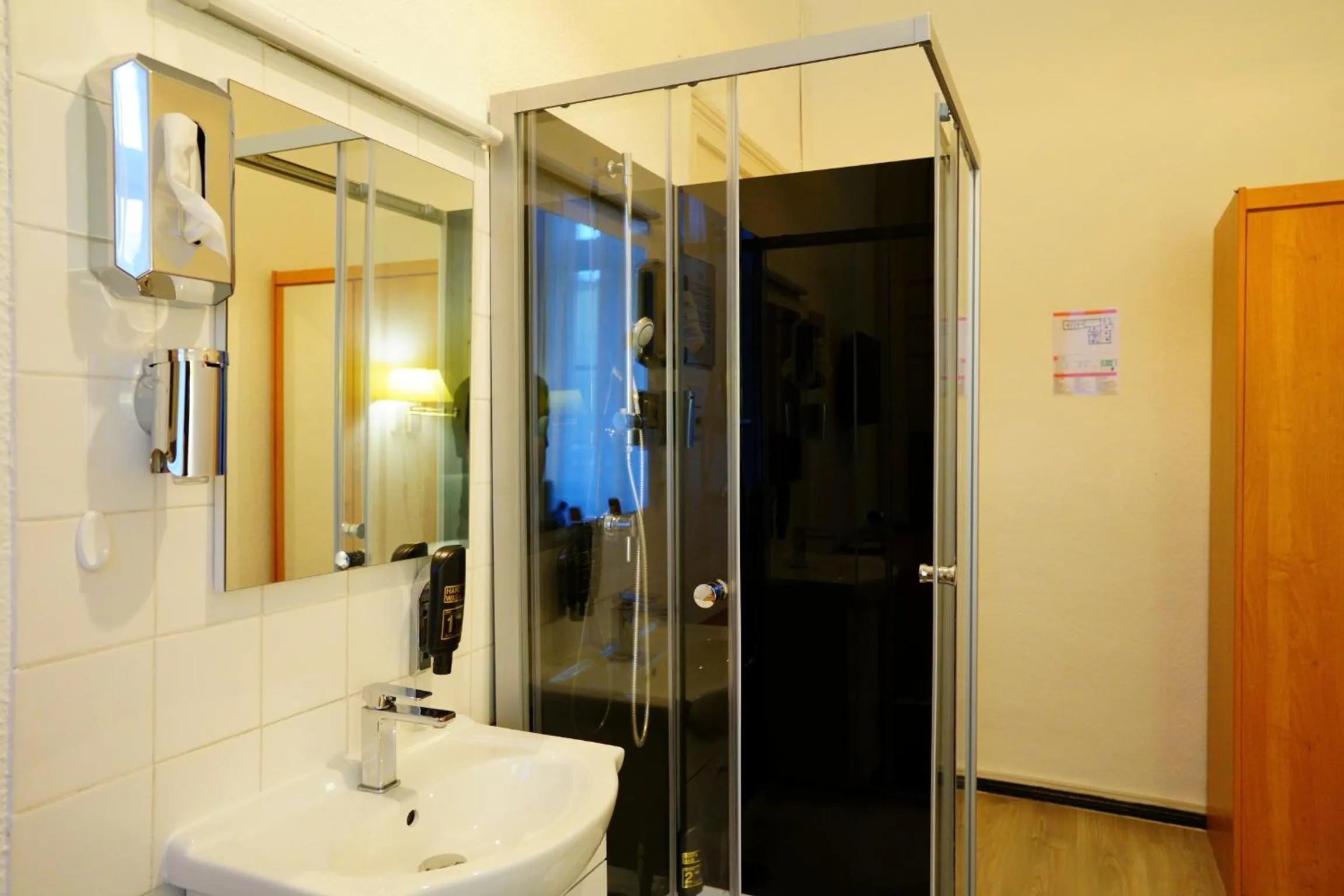 Shower in City Pension Berlin