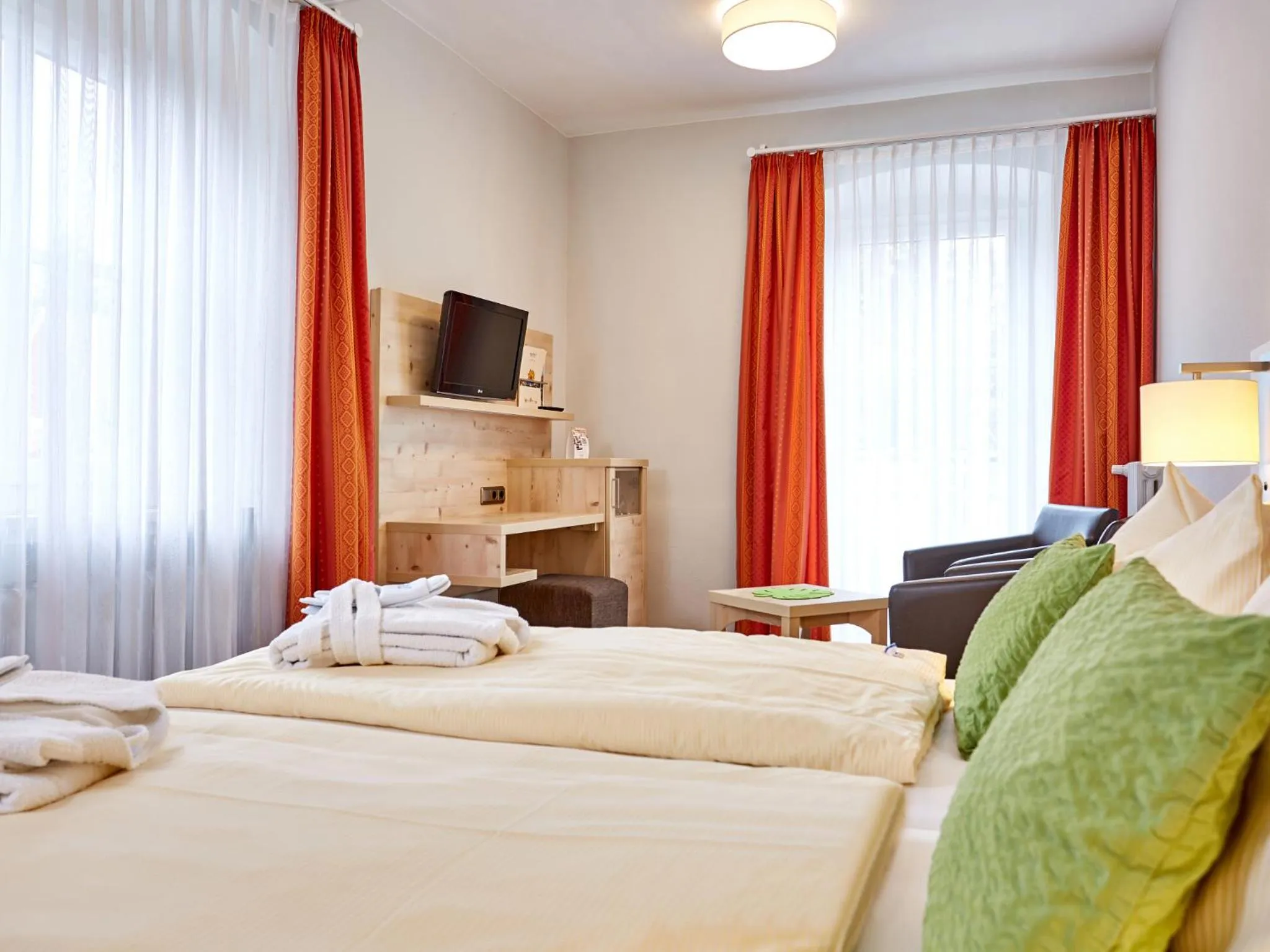 TV and multimedia, TV/Entertainment Center in AKZENT Hotel Turmwirt ***S