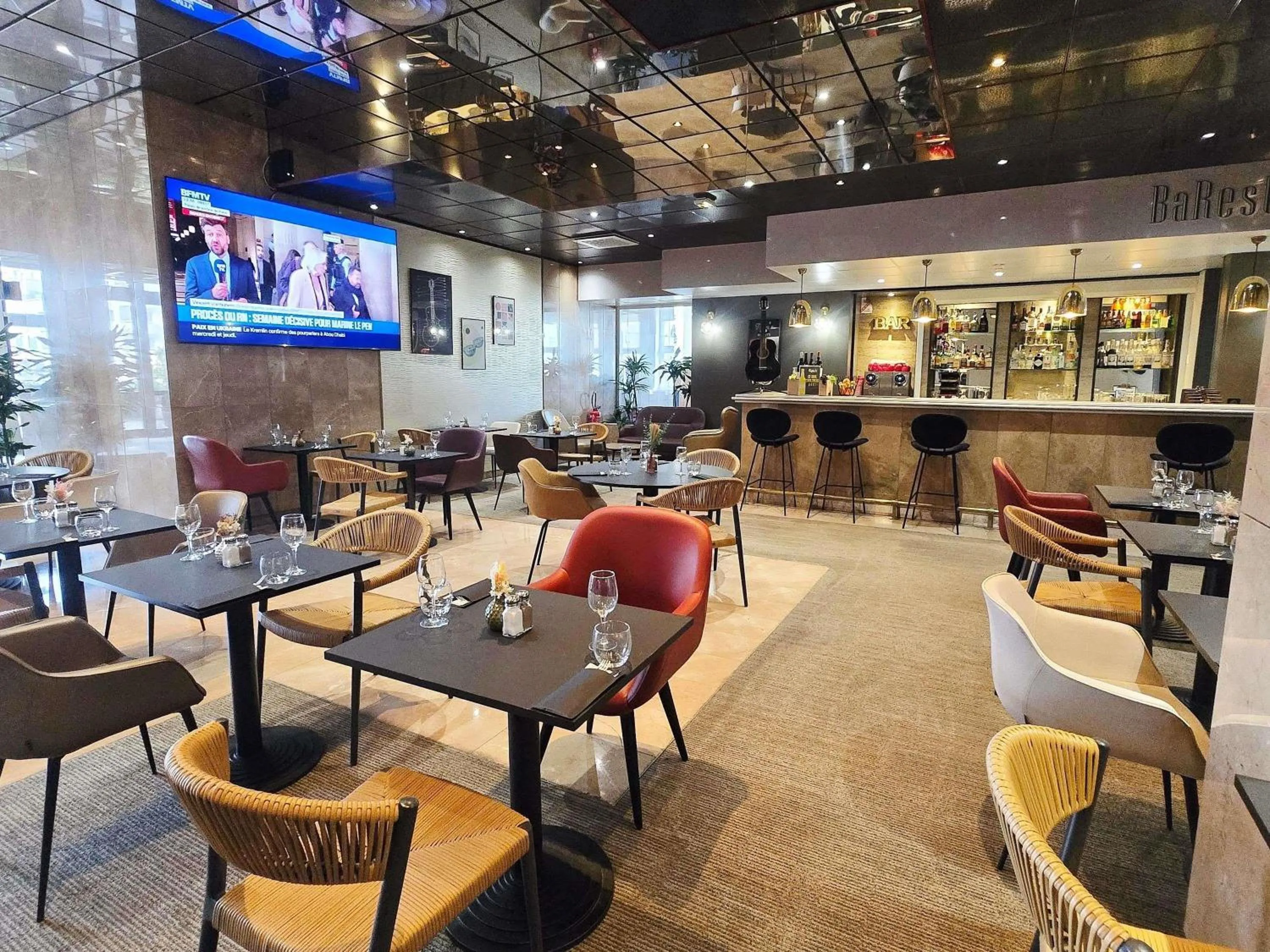 Restaurant/places to eat in ibis Paris porte de Bercy