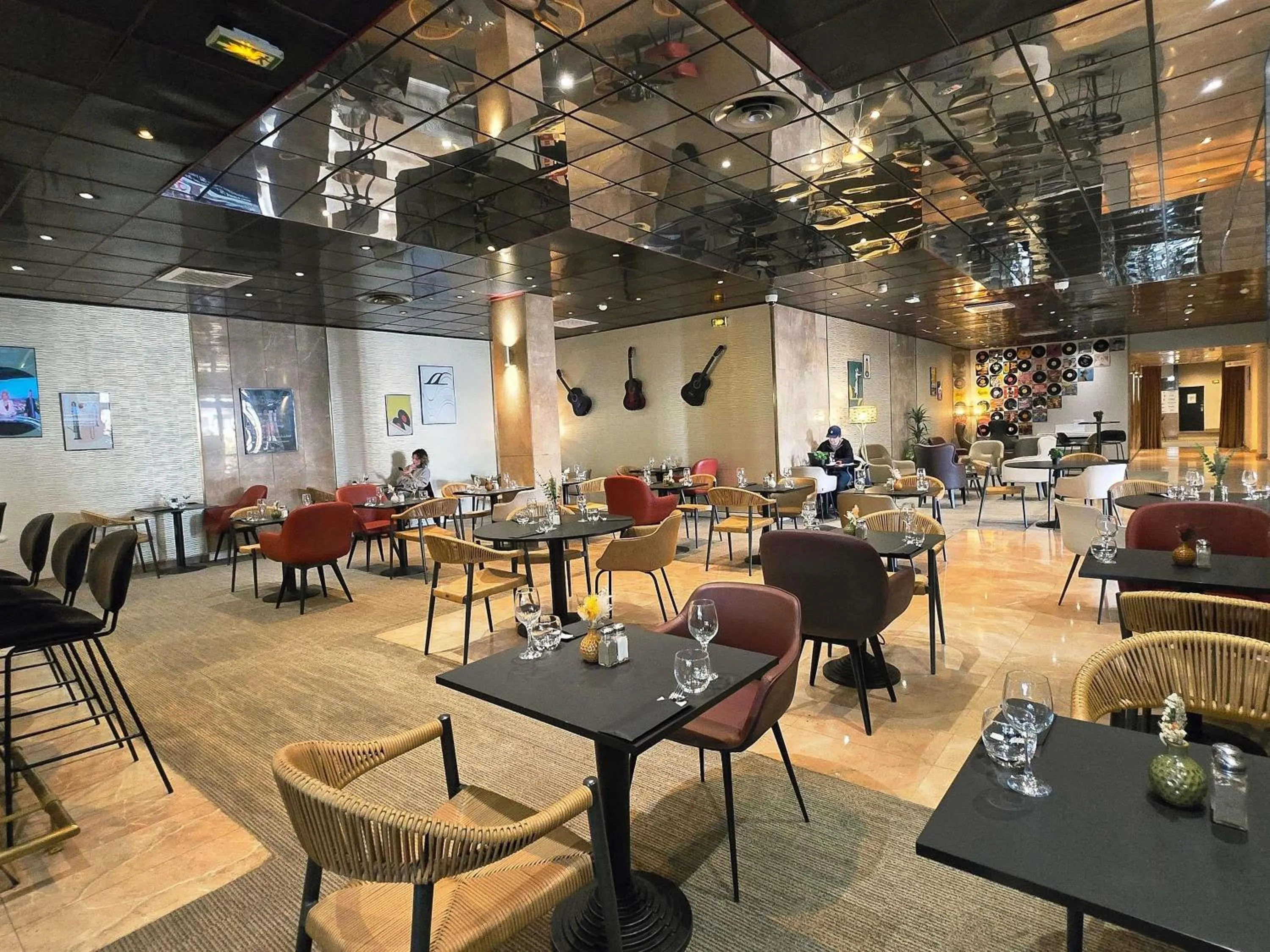Restaurant/places to eat in ibis Paris porte de Bercy