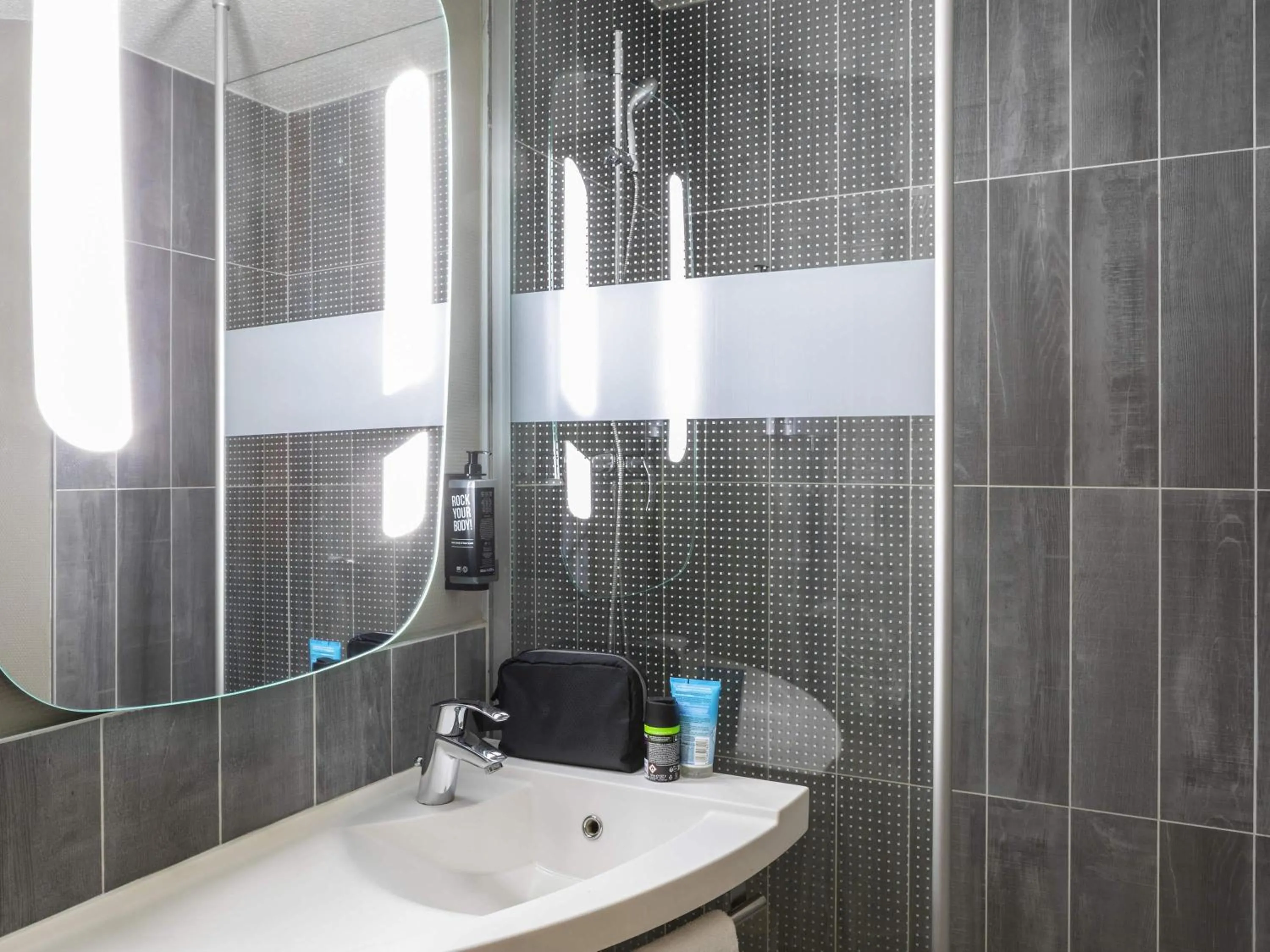 Bedroom in ibis Paris porte de Bercy