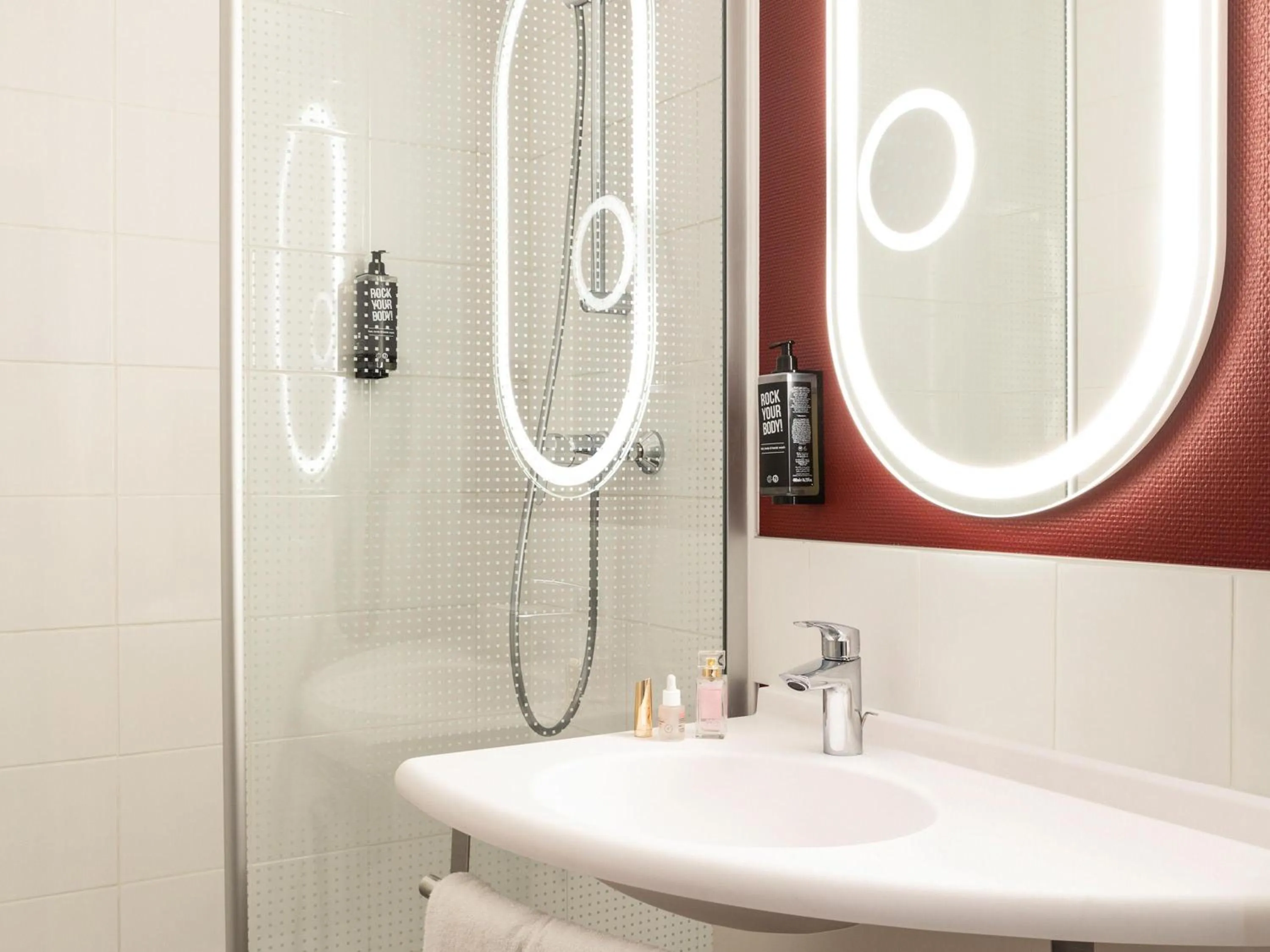 Bedroom in ibis Paris porte de Bercy