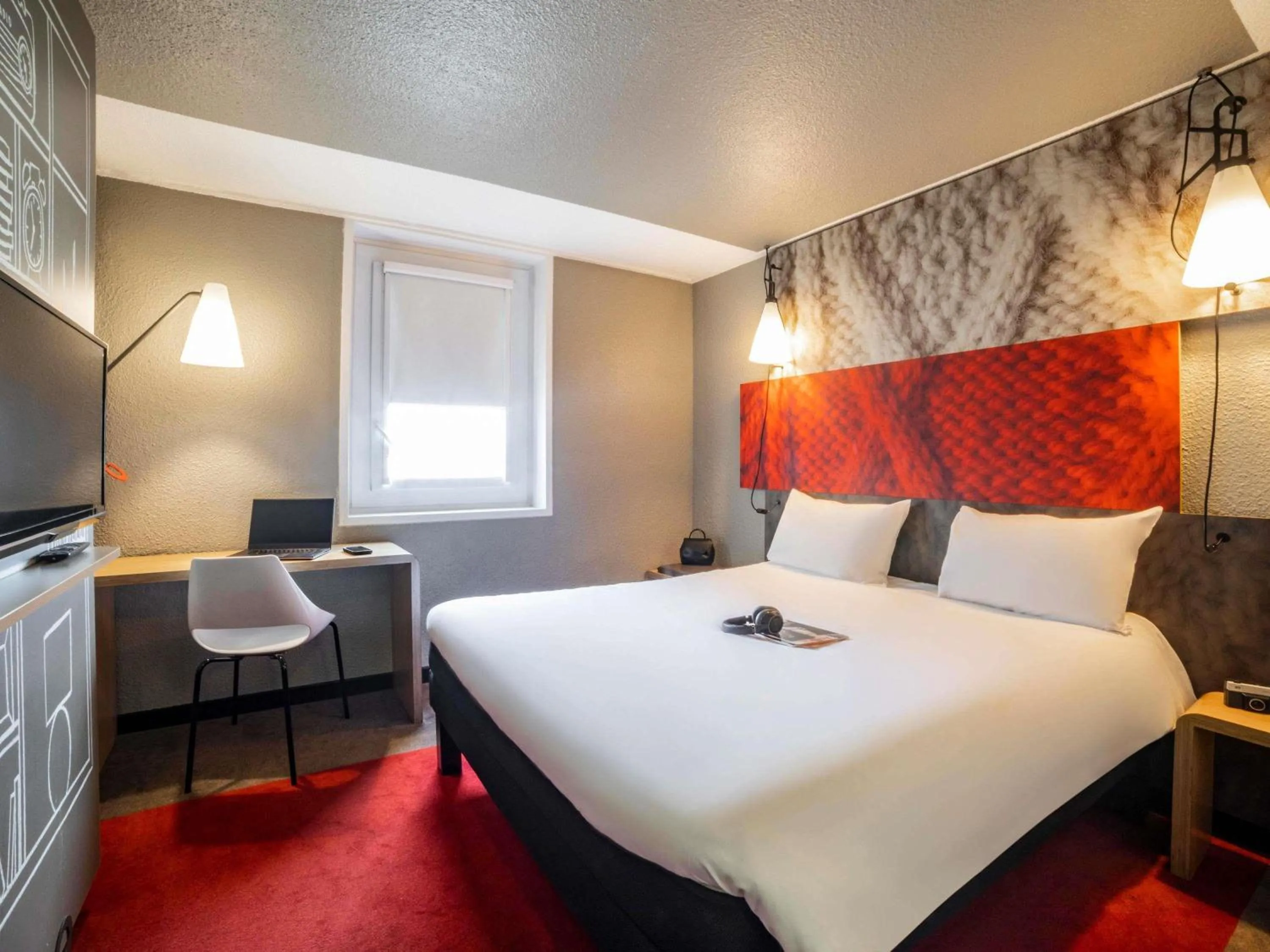 Property building, Bed in ibis Paris porte de Bercy