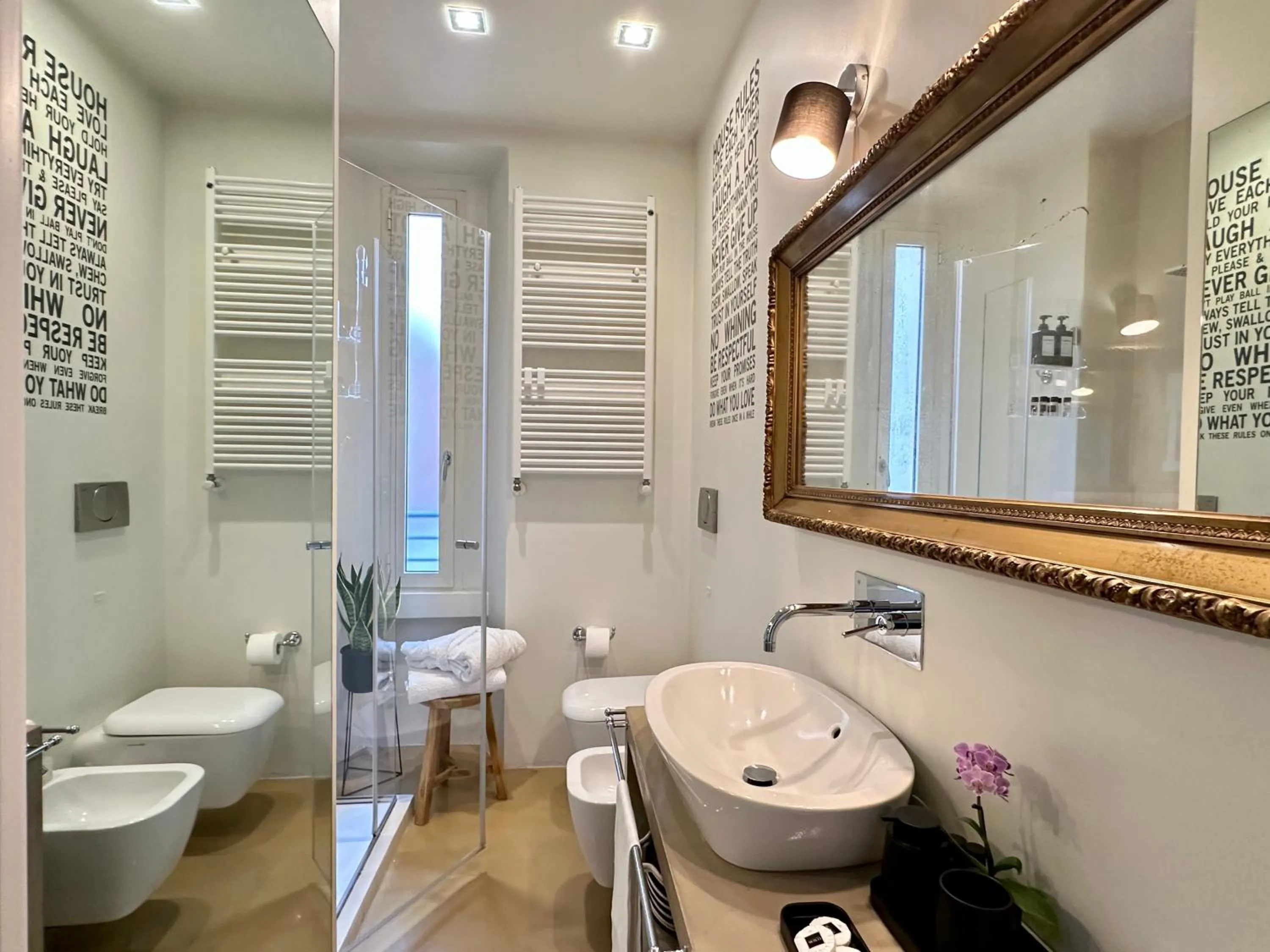 Shower in Lily Pads -Elegant apartment- in the city center