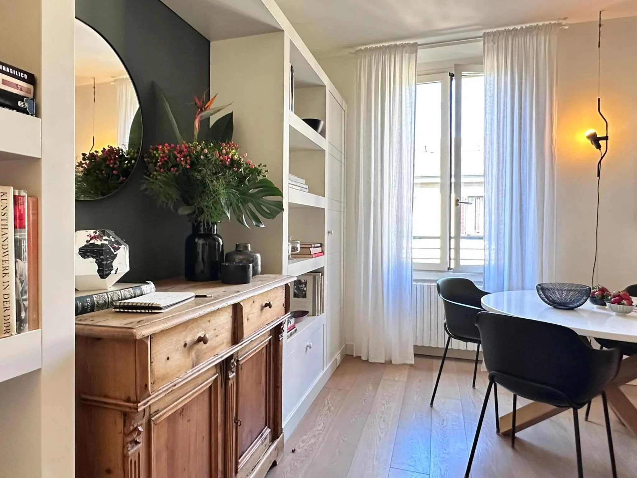 Dining area in Lily Pads -Elegant apartment- in the city center