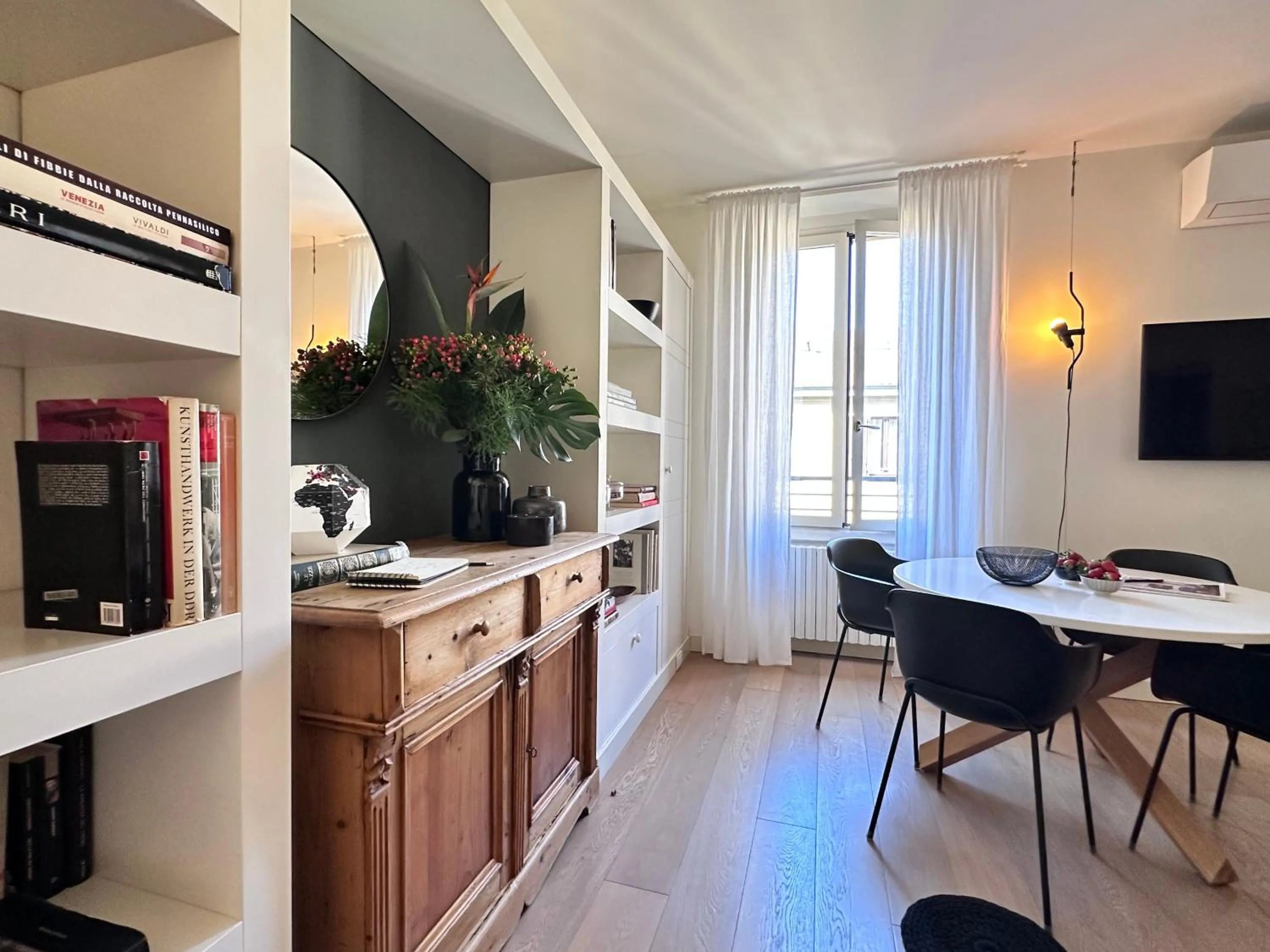 Dining area in Lily Pads -Elegant apartment- in the city center