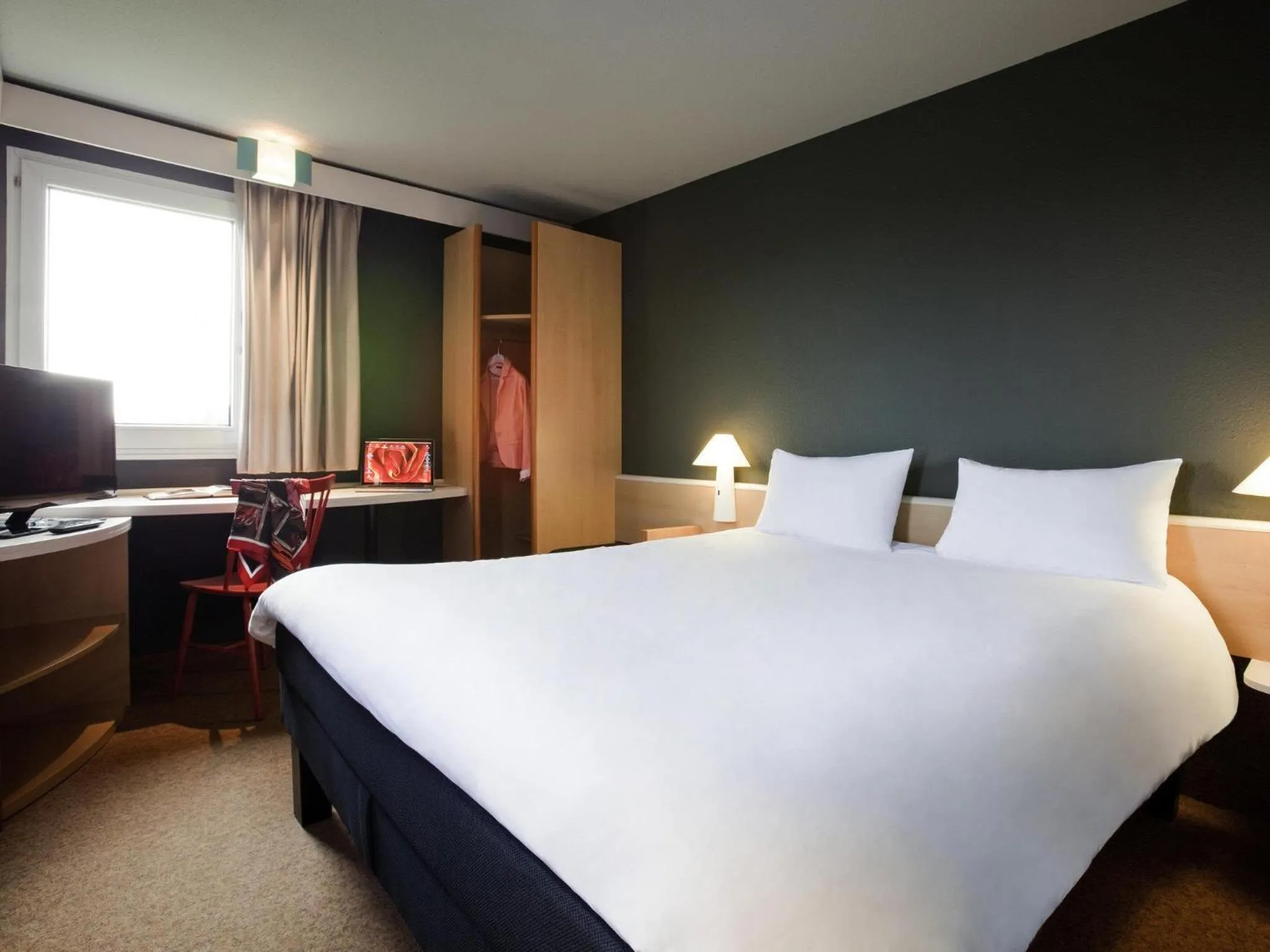 Bedroom, Bed in Ibis Provins