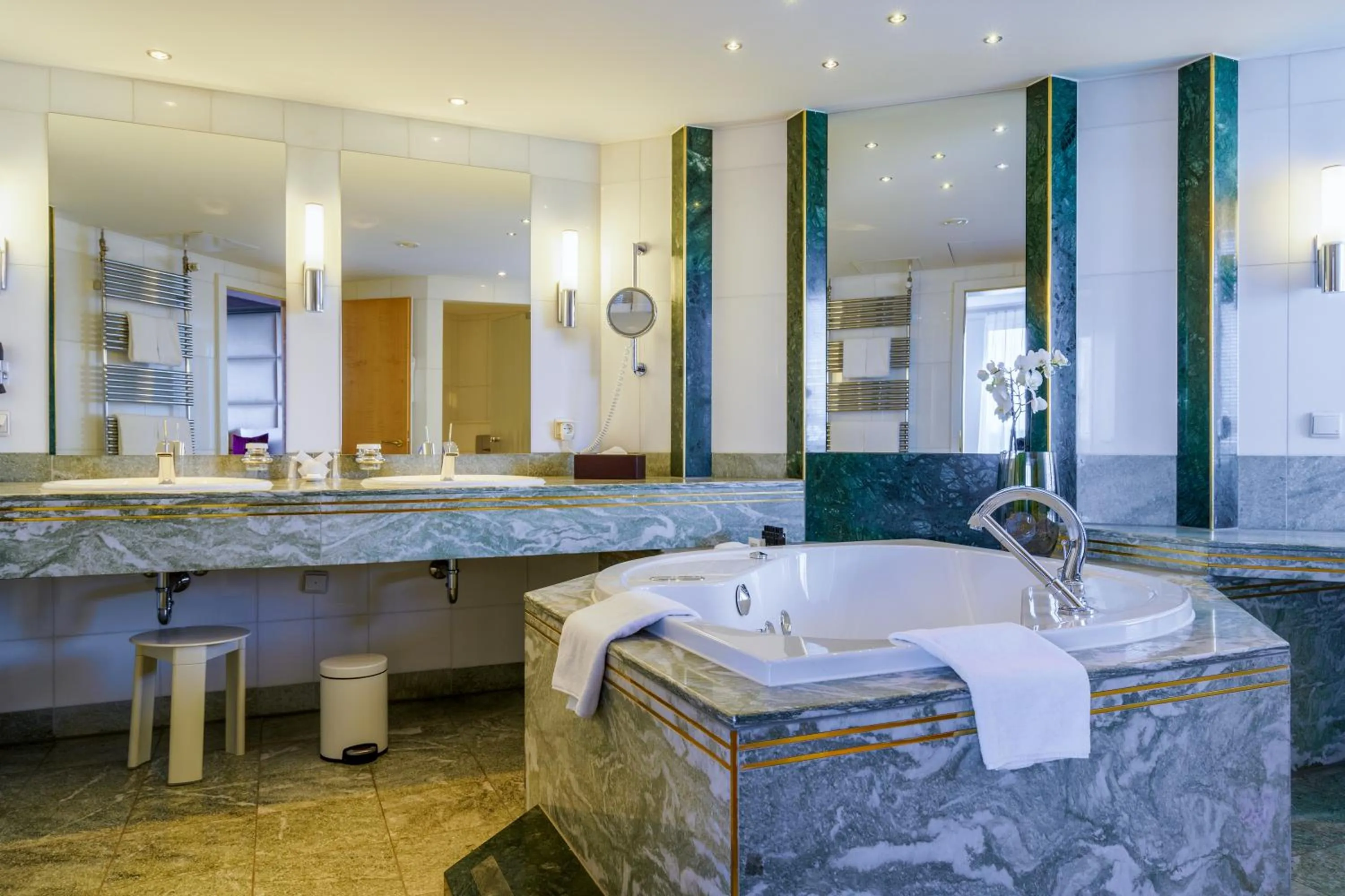 Bathroom in Hotel Palace Berlin