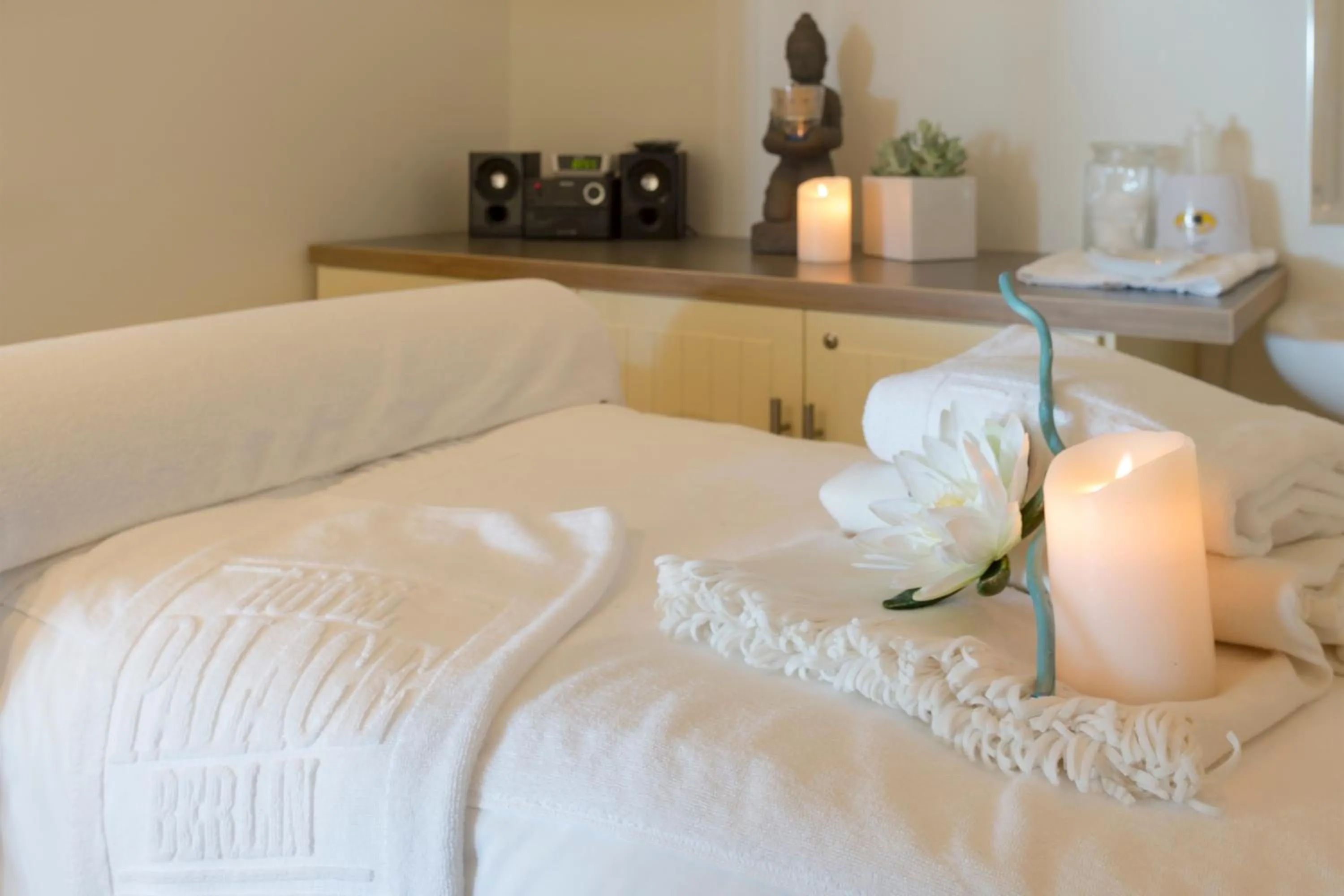 Massage, Bed in Hotel Palace Berlin