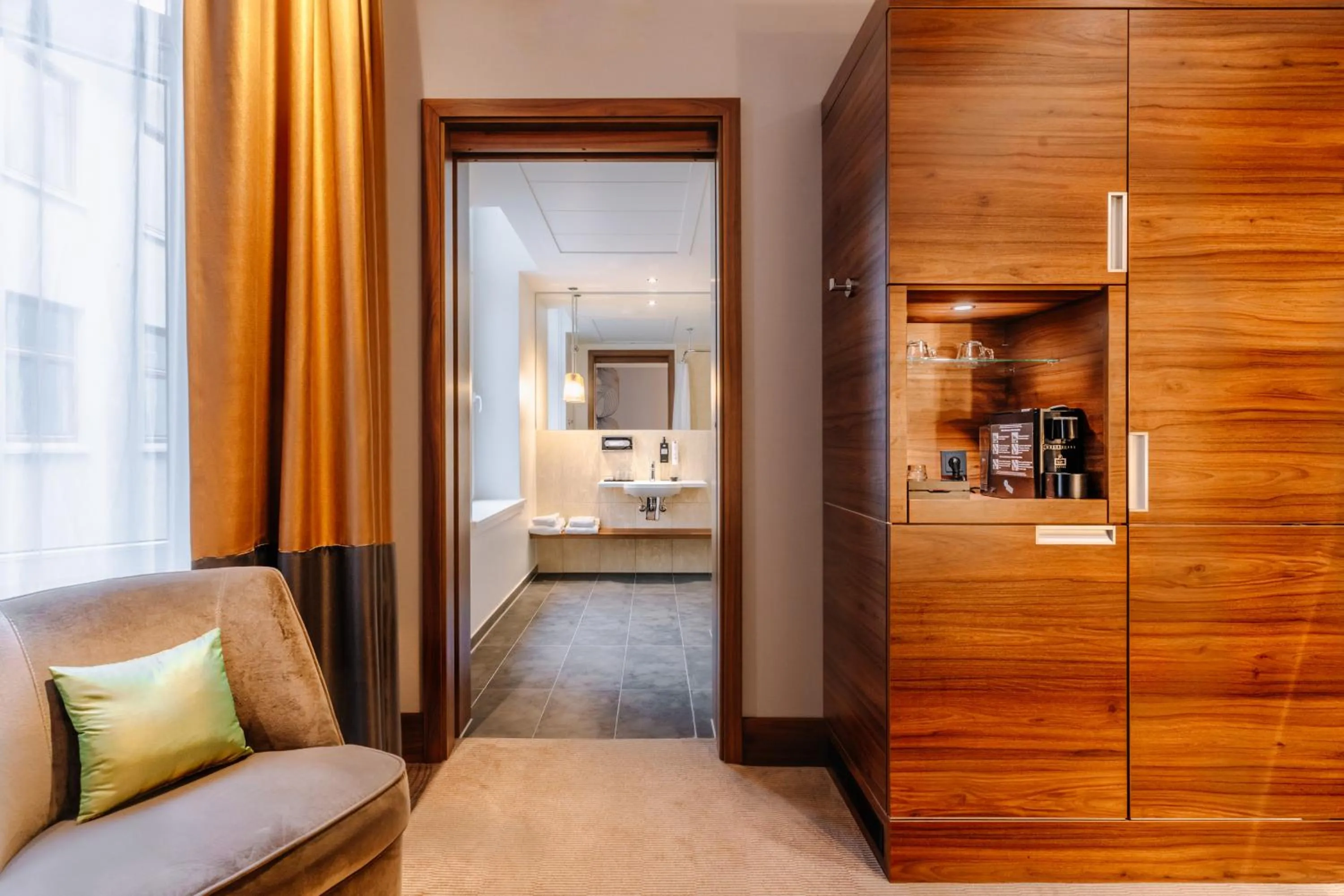 Coffee/tea facilities in Reichshof Hotel Hamburg