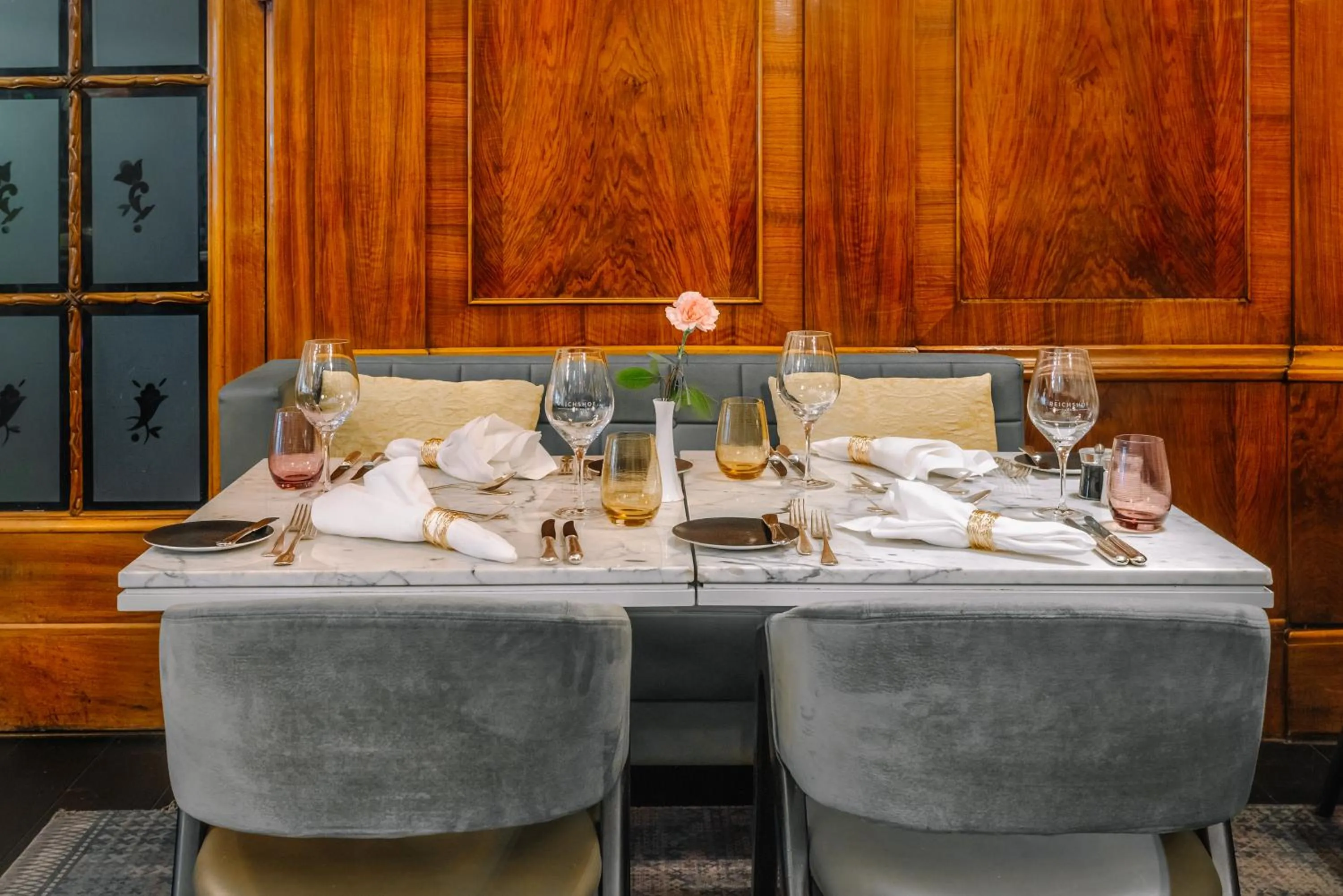 Restaurant/places to eat in Reichshof Hotel Hamburg