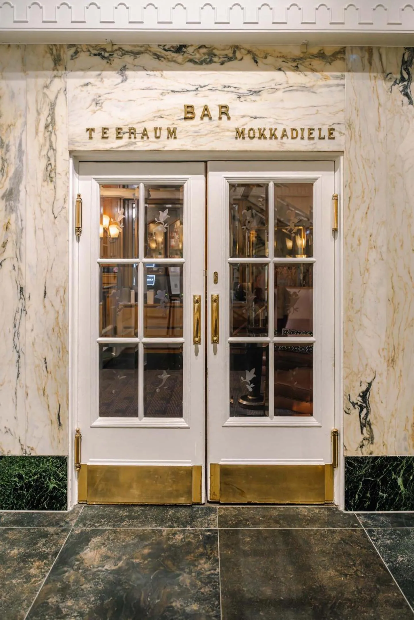 Lounge or bar in Reichshof Hotel Hamburg