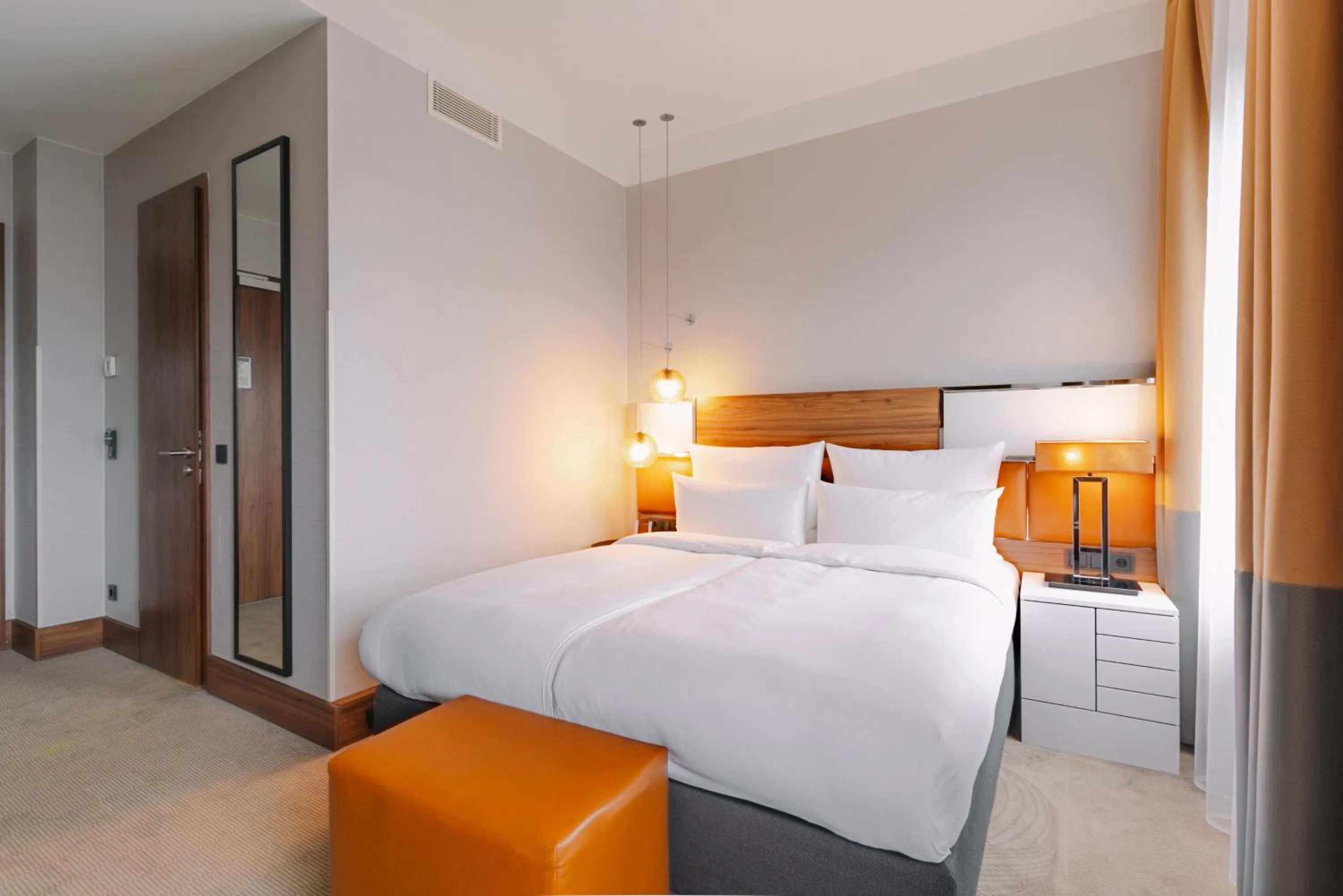 Bedroom, Bed in Reichshof Hotel Hamburg