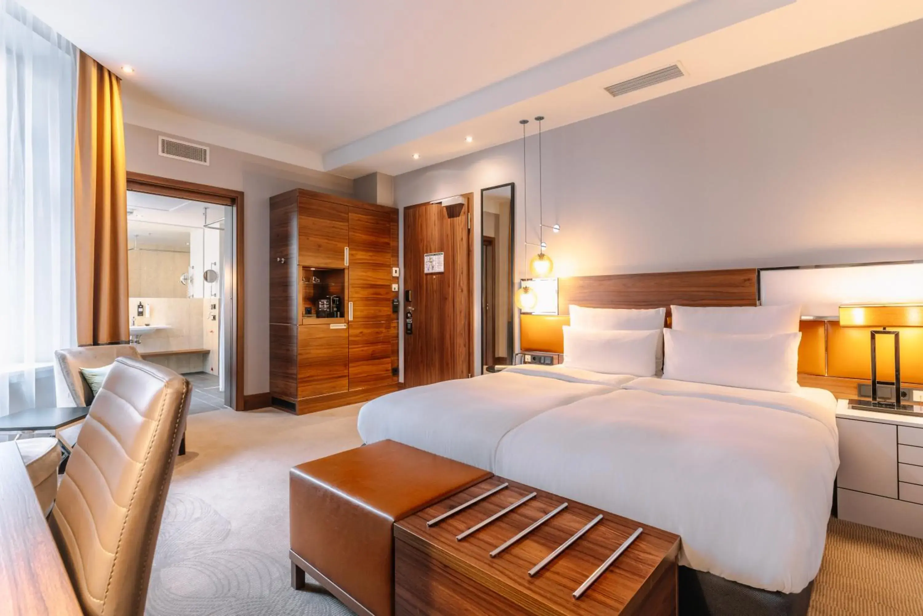 King Accessible Room in Reichshof Hotel Hamburg King Accessible Room in Reichshof Hotel Hamburg