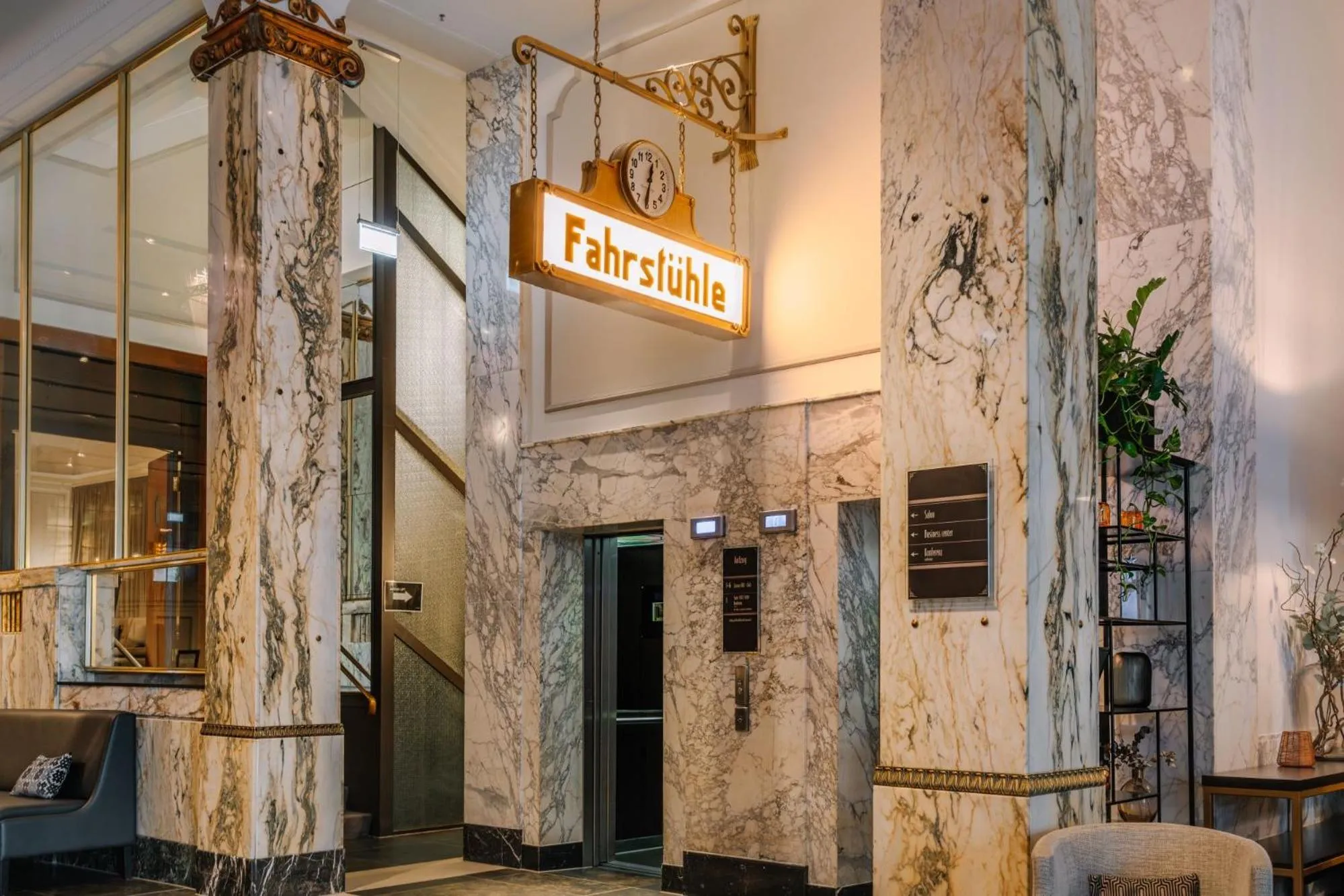 Lobby or reception in Reichshof Hotel Hamburg