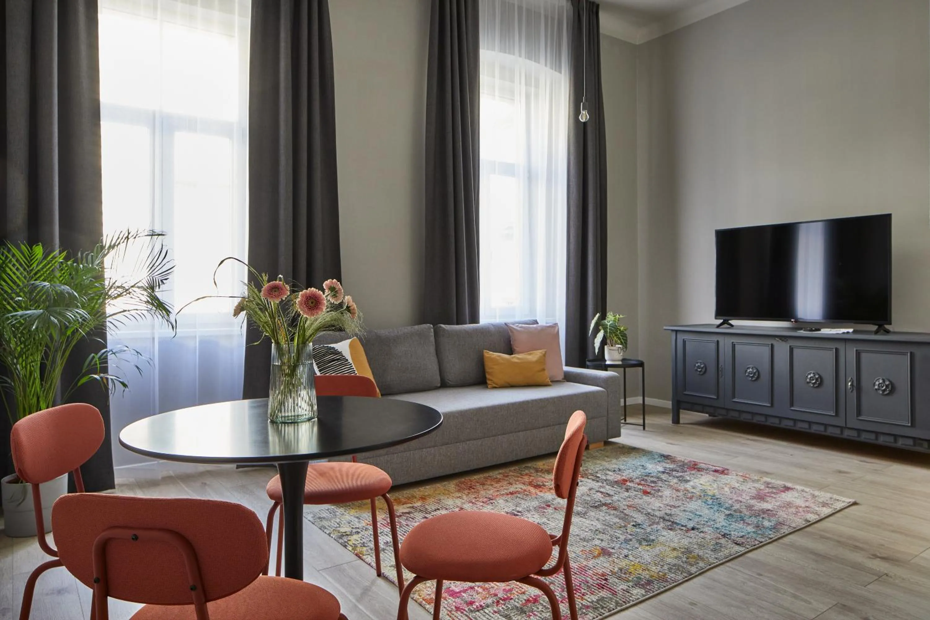 TV and multimedia in Butik Life Hotel & Apartments