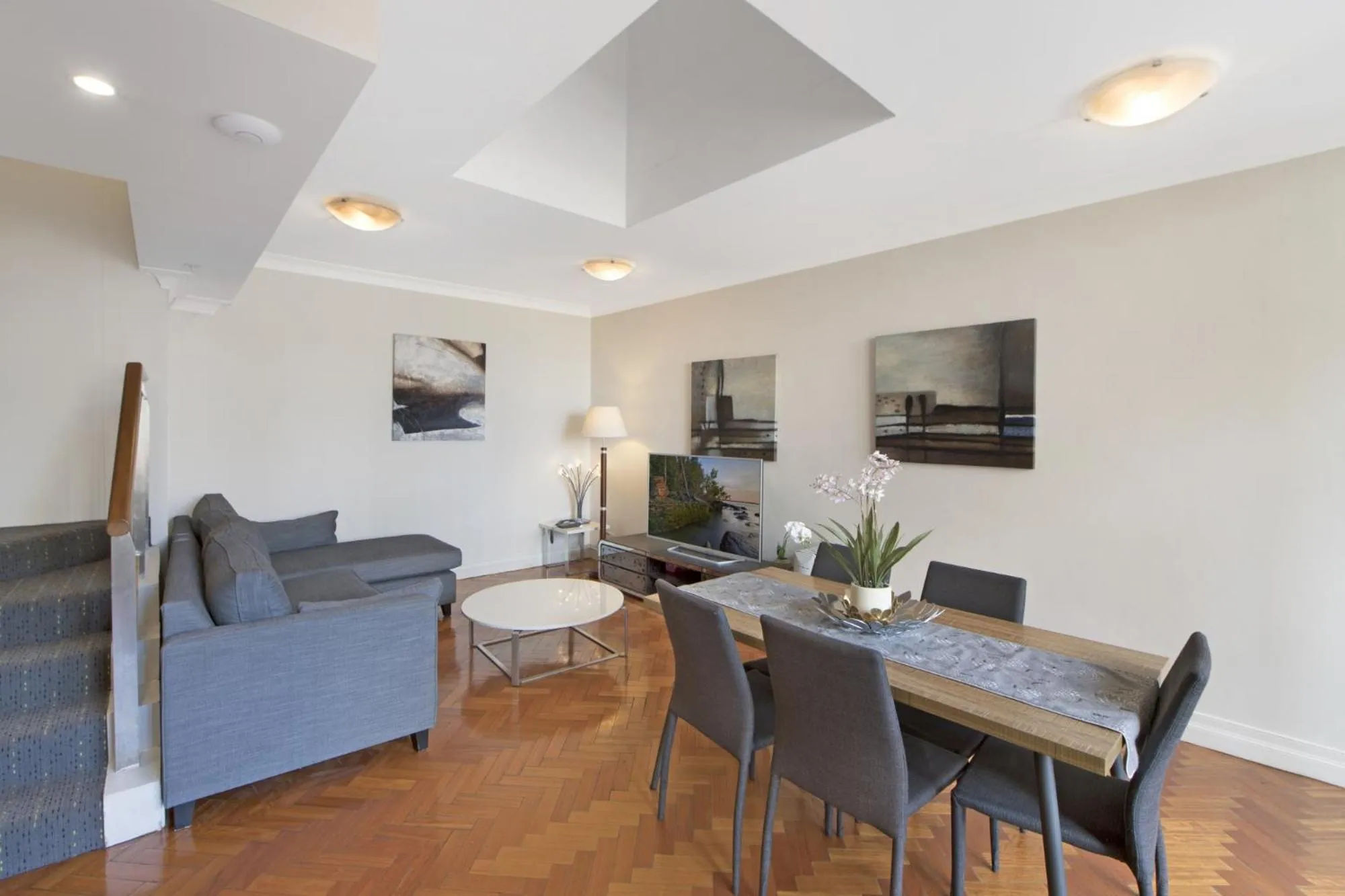 Seating area, Dining Area in YEHS Hotel Sydney Harbour Suites