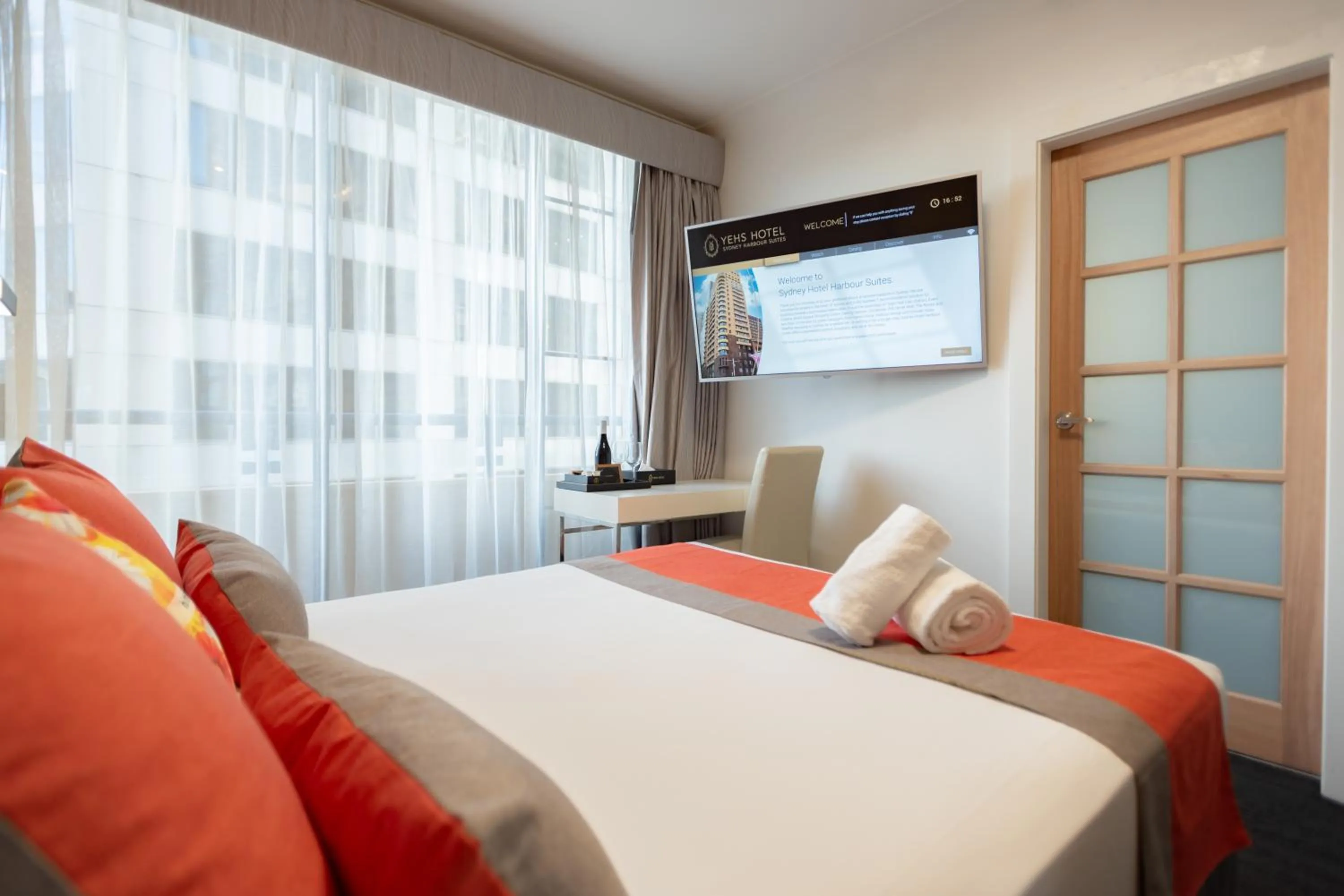 Bedroom, TV/Entertainment Center in YEHS Hotel Sydney Harbour Suites