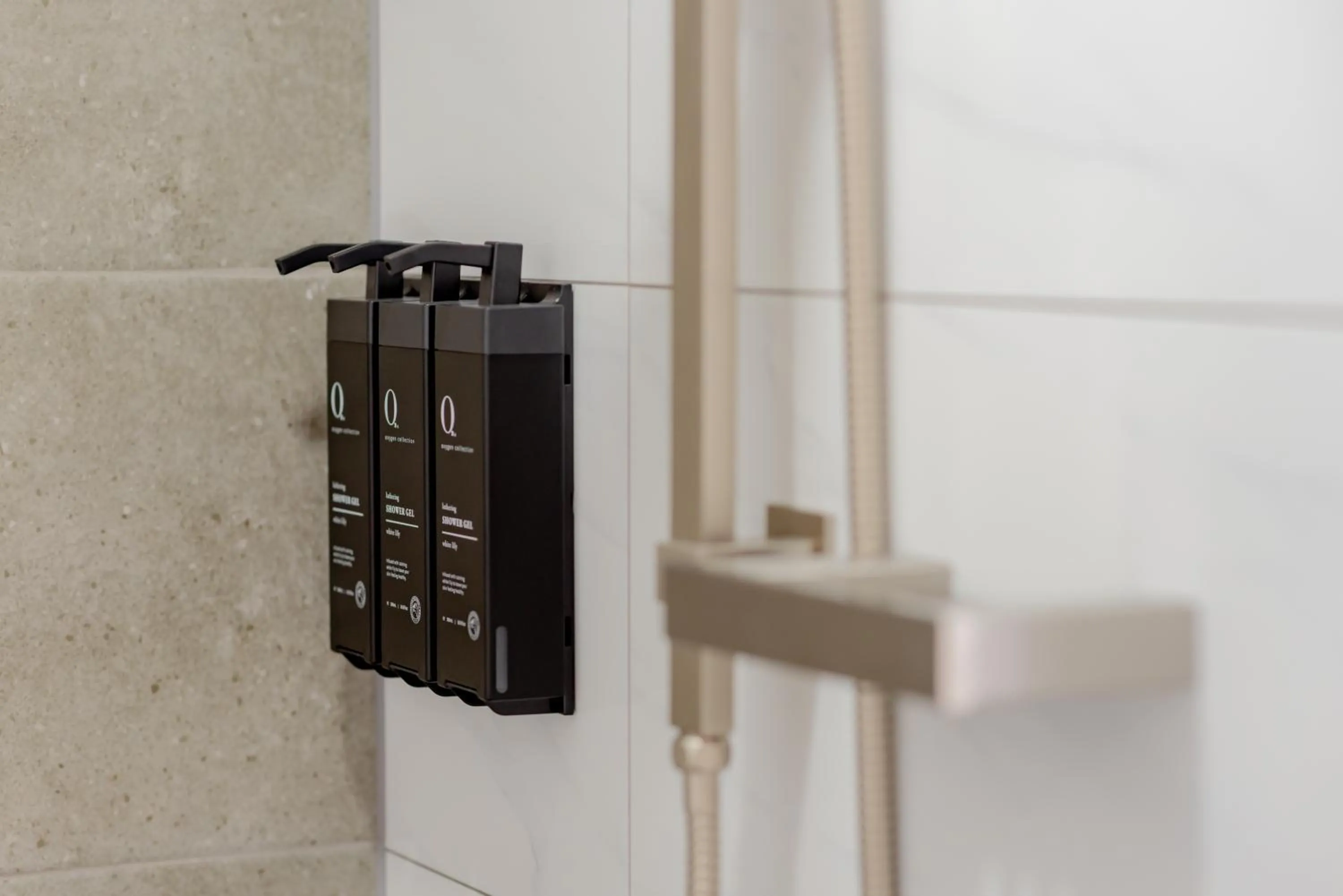 Shower, TV/Entertainment Center in YEHS Hotel Sydney Harbour Suites