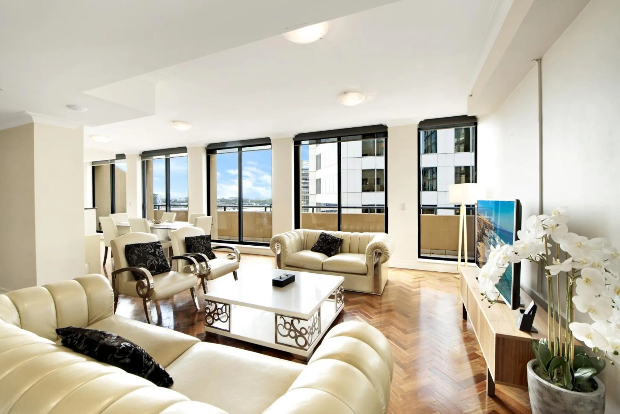 Living room, Seating Area in YEHS Hotel Sydney Harbour Suites