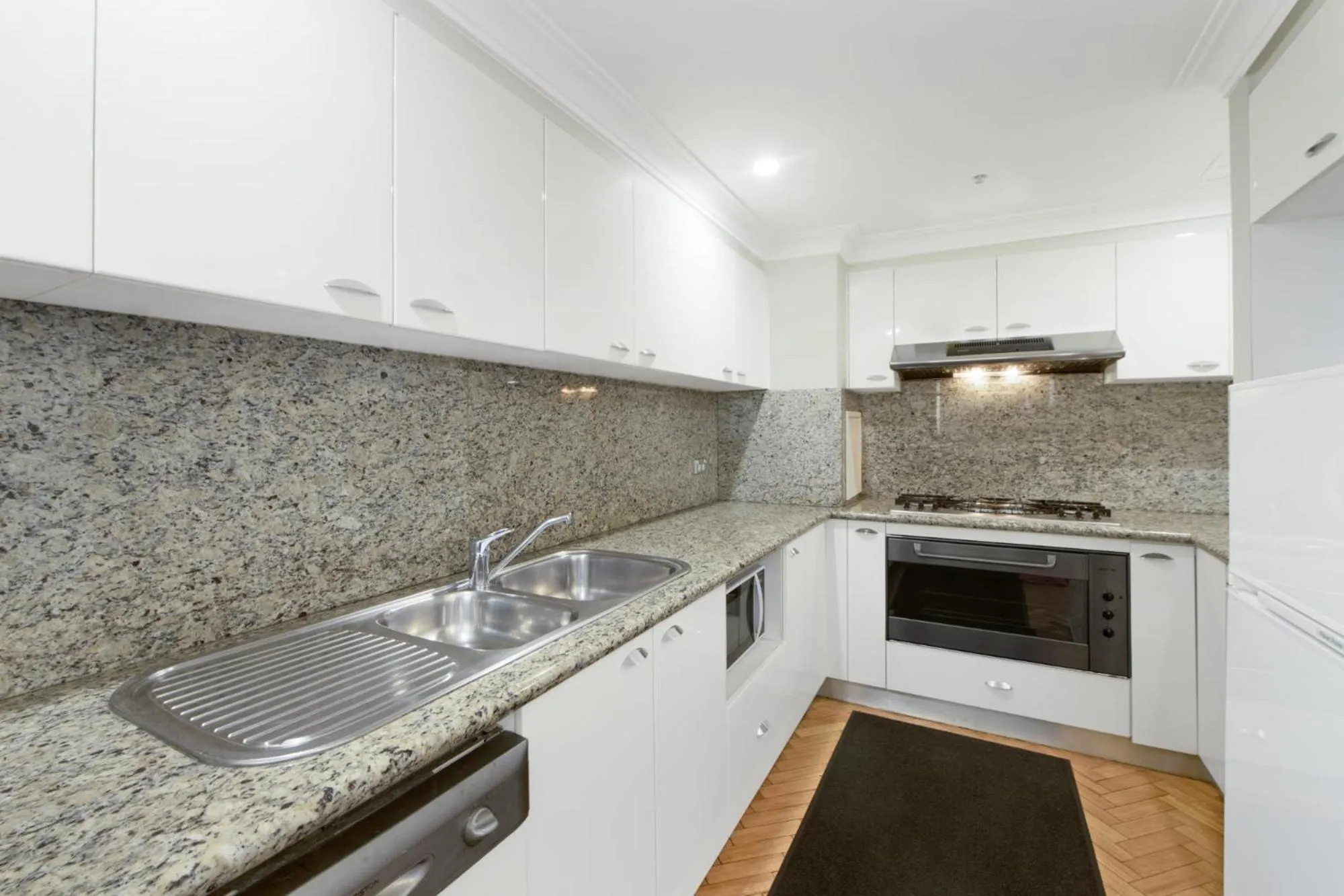 Kitchen or kitchenette, Kitchen/Kitchenette in YEHS Hotel Sydney Harbour Suites